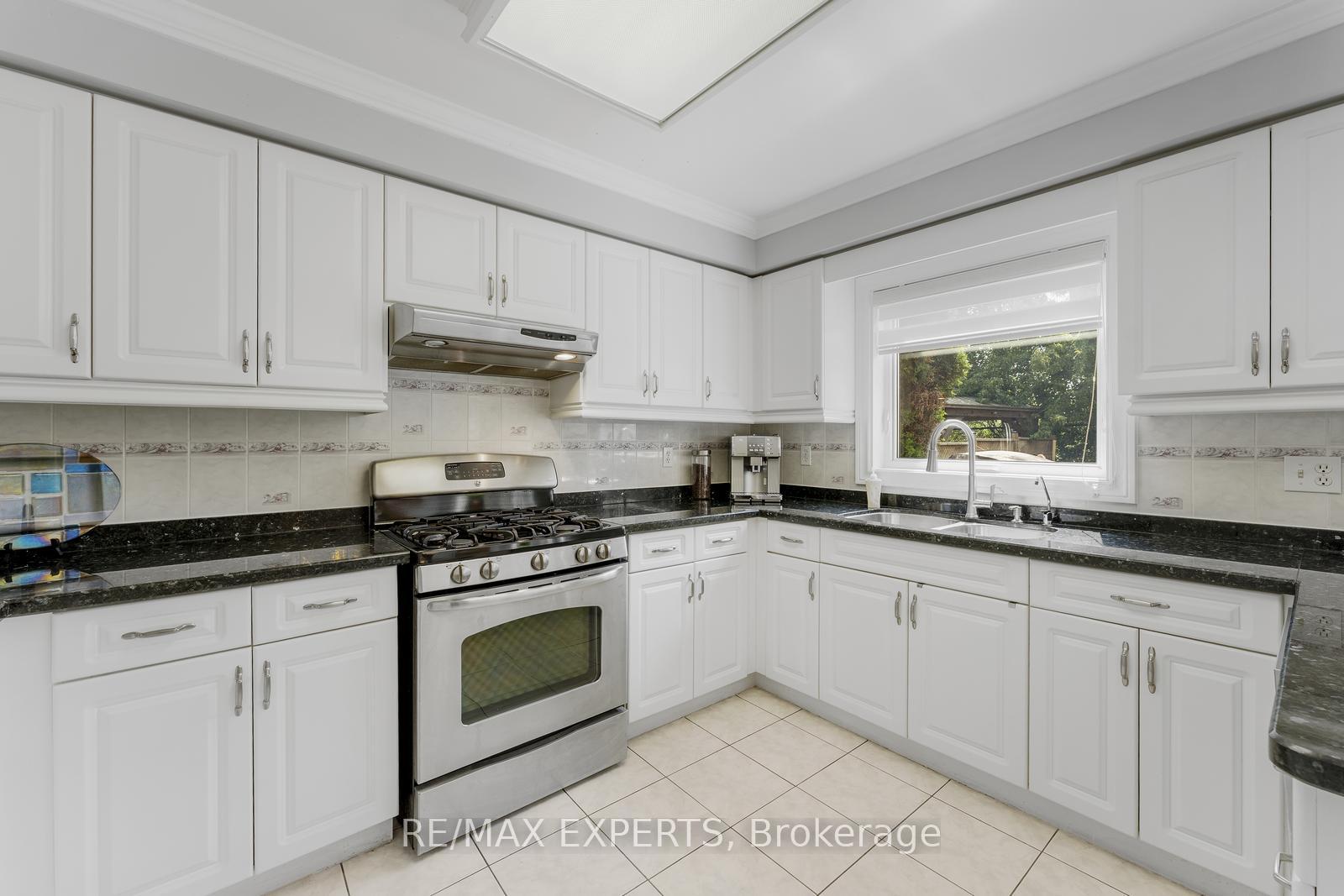 Photo 15 of 52 Dolores Crescent, Vaughan, Elder Mills — HOMEH
