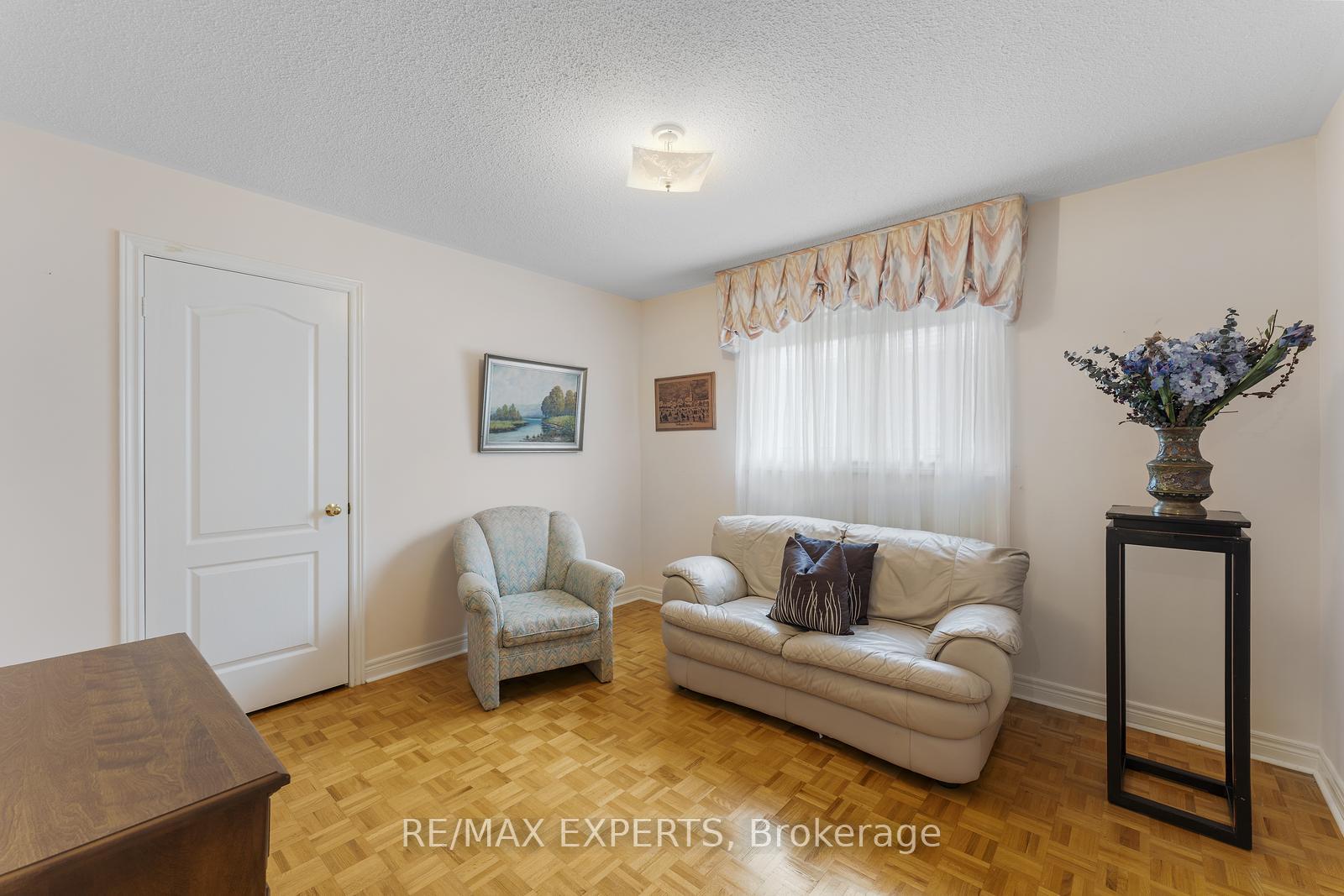 Photo 25 of 52 Dolores Crescent, Vaughan, Elder Mills — HOMEH