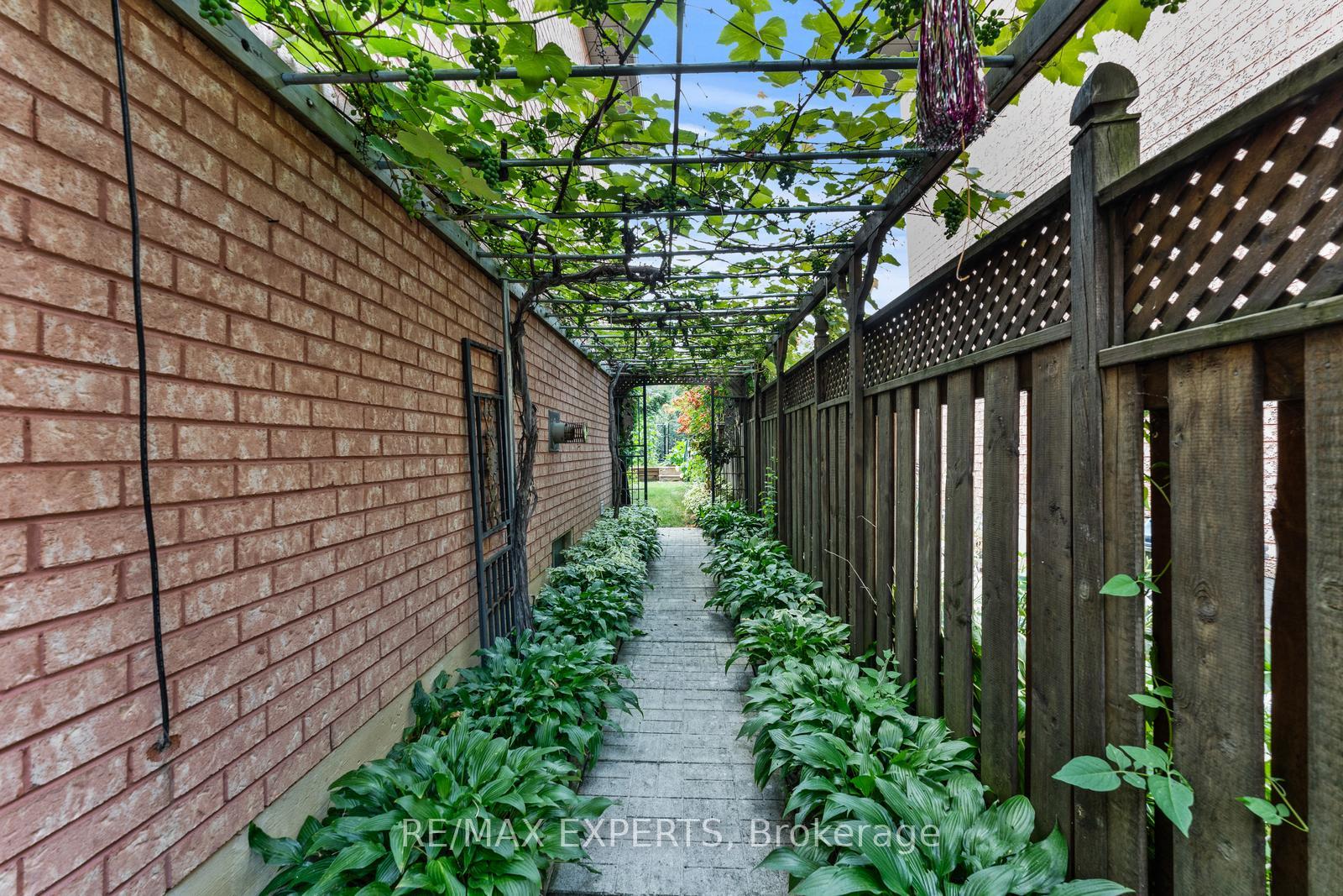 Photo 36 of 52 Dolores Crescent, Vaughan, Elder Mills — HOMEH