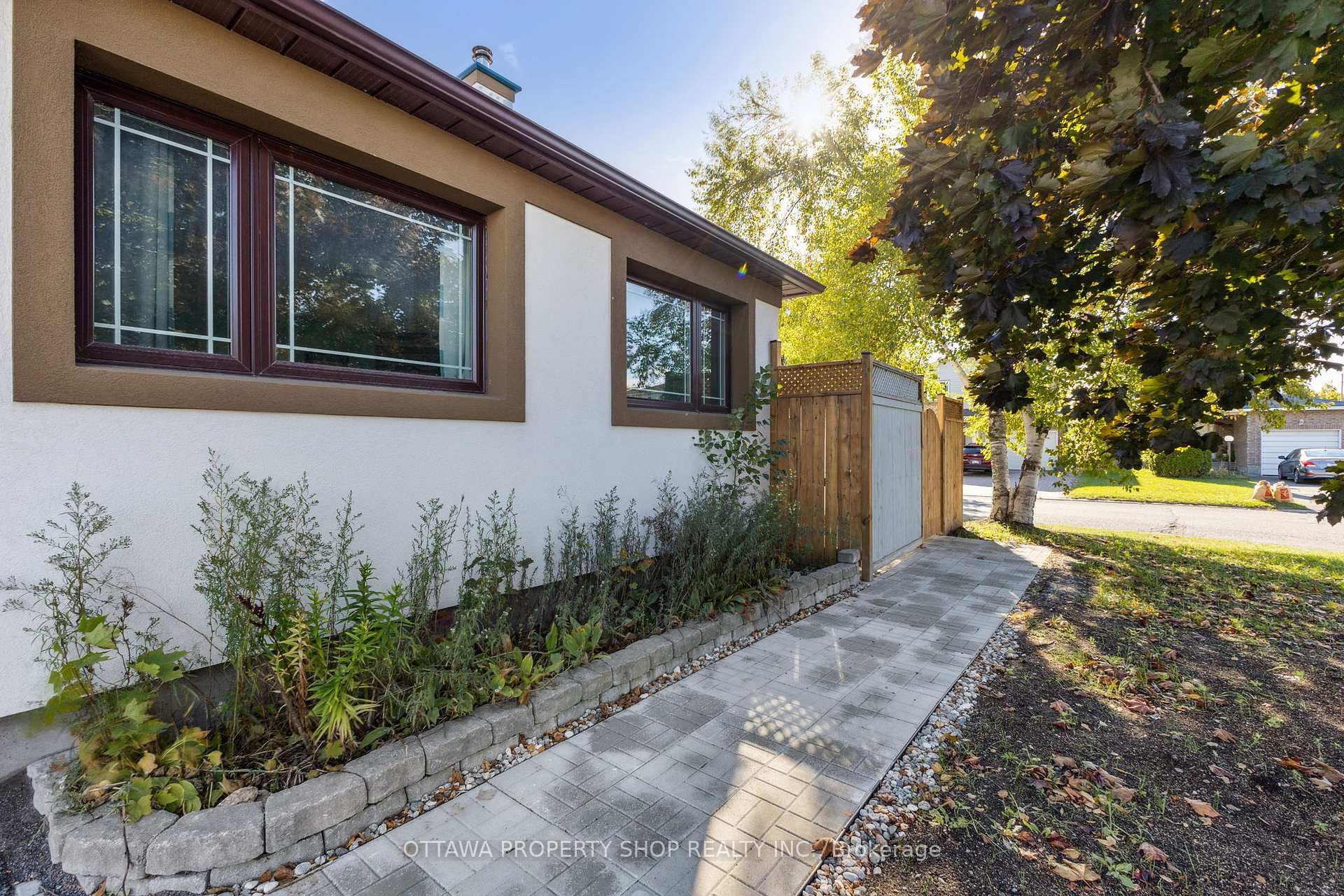 Photo 2 of 46 Flint Court, Ottawa, Barrhaven - Pheasant Run — HOMEH