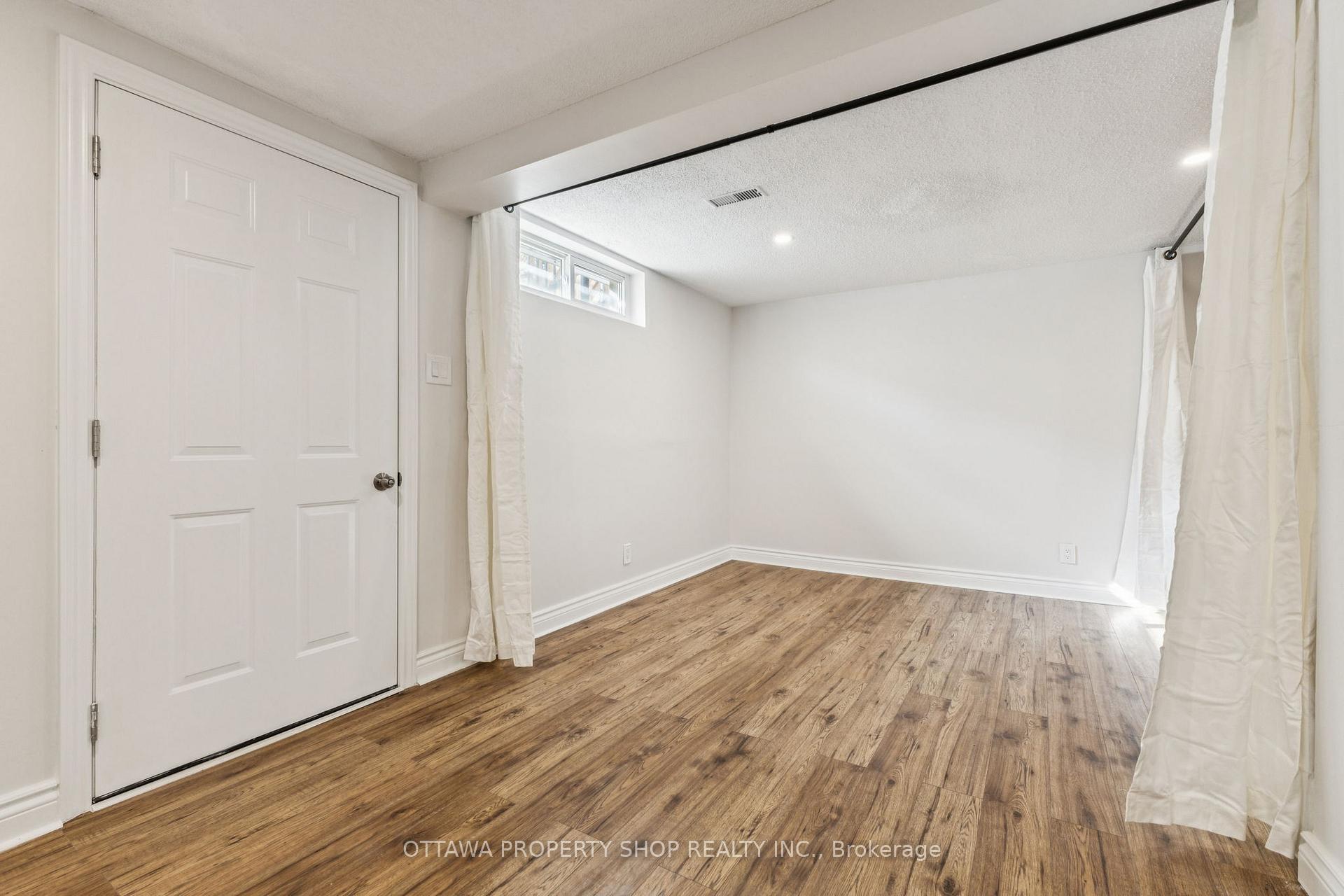 Photo 3 of 46 Flint Court, Ottawa, Barrhaven - Pheasant Run — HOMEH