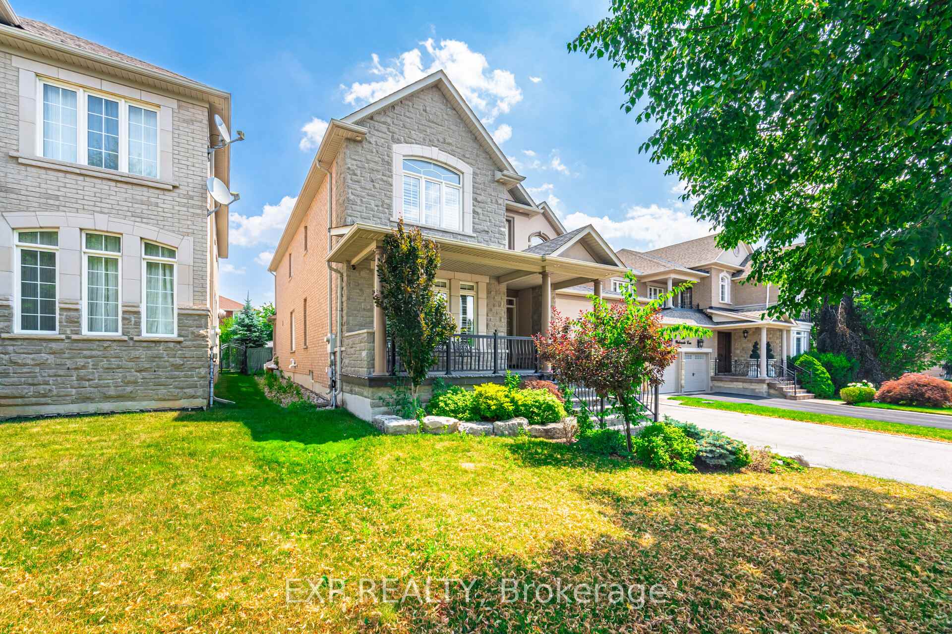 Photo 2 of 40 Waterside Crescent, Vaughan, Maple — HOMEH