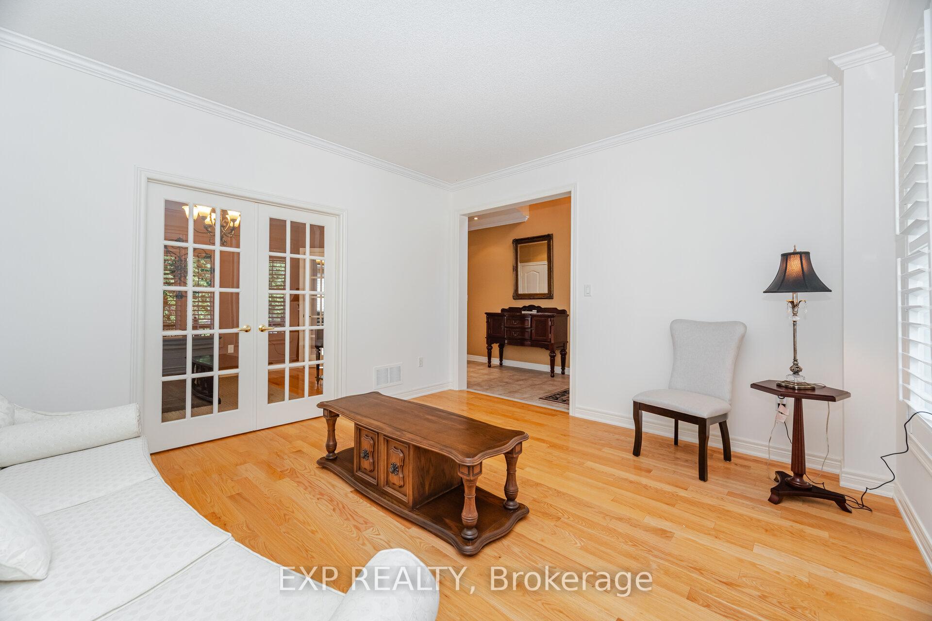 Photo 10 of 40 Waterside Crescent, Vaughan, Maple — HOMEH