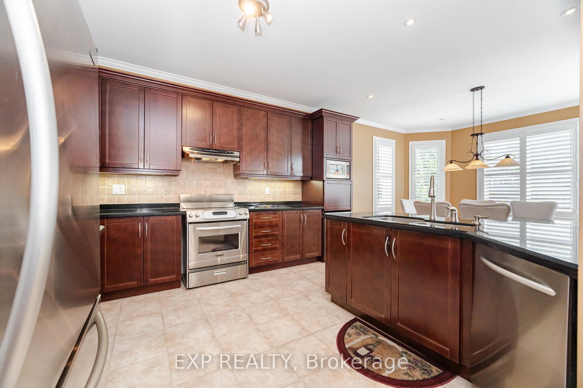 Photo 15 of 40 Waterside Crescent, Vaughan, Maple — HOMEH