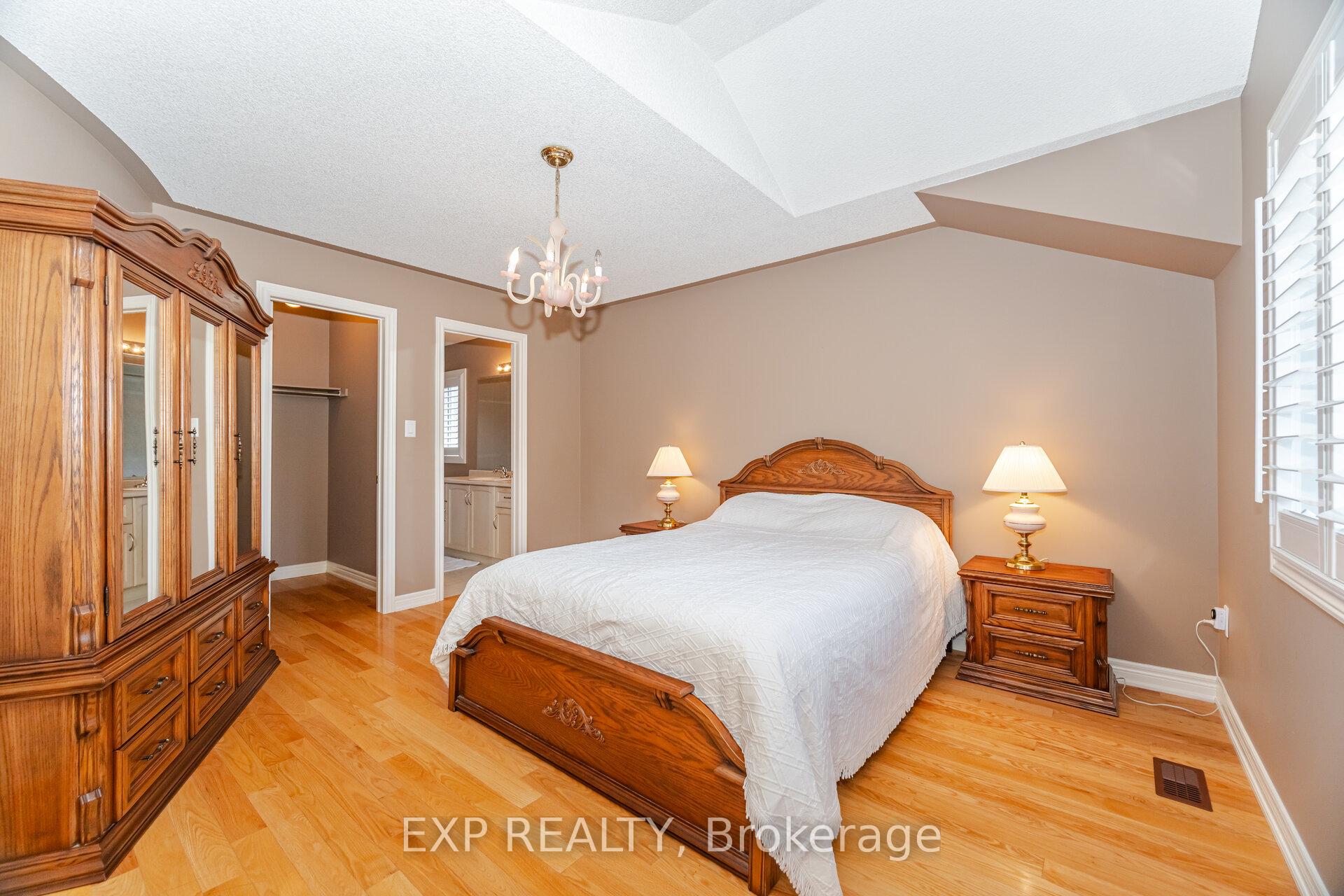 Photo 28 of 40 Waterside Crescent, Vaughan, Maple — HOMEH