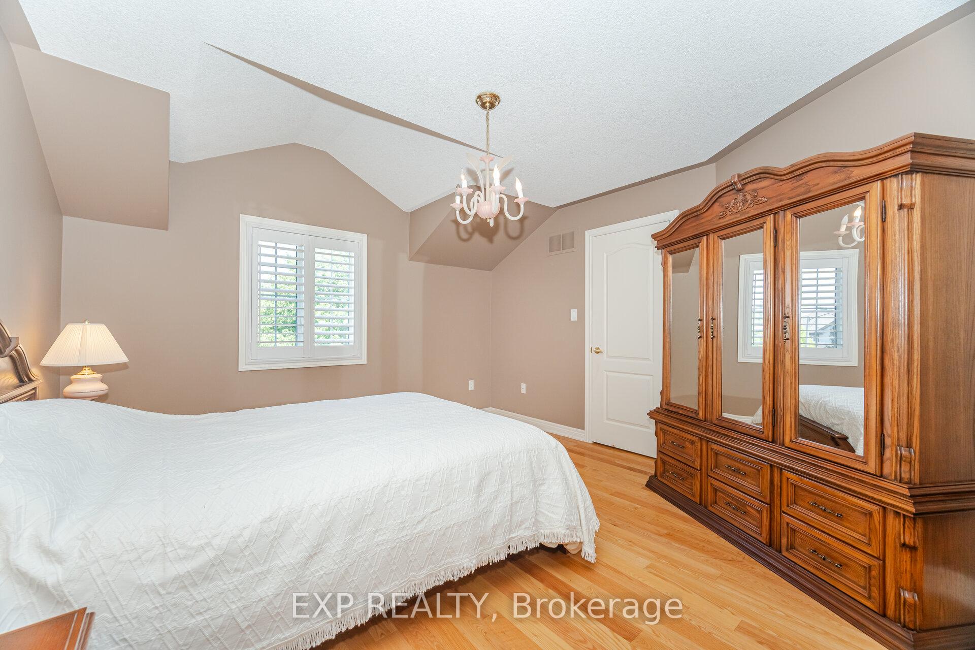 Photo 29 of 40 Waterside Crescent, Vaughan, Maple — HOMEH