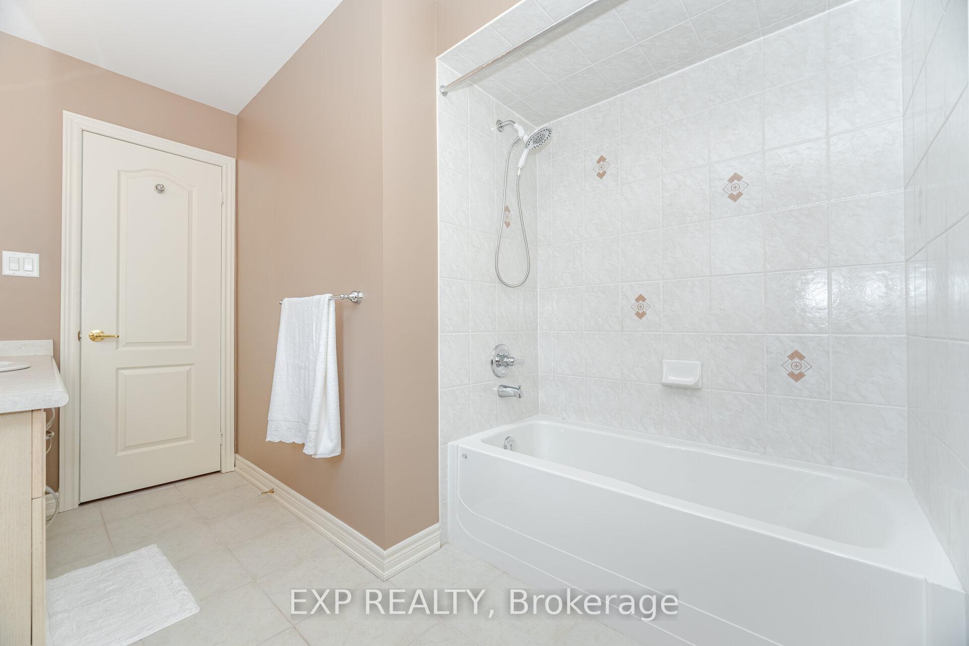 Photo 30 of 40 Waterside Crescent, Vaughan, Maple — HOMEH