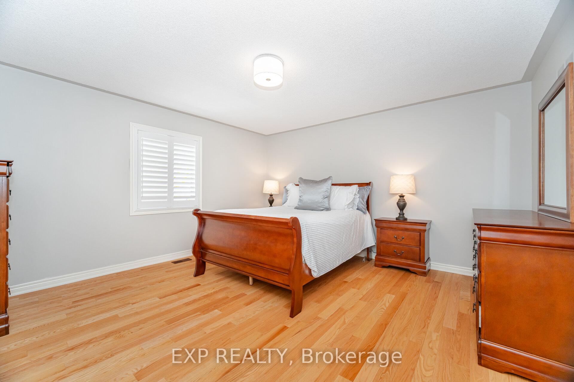 Photo 32 of 40 Waterside Crescent, Vaughan, Maple — HOMEH