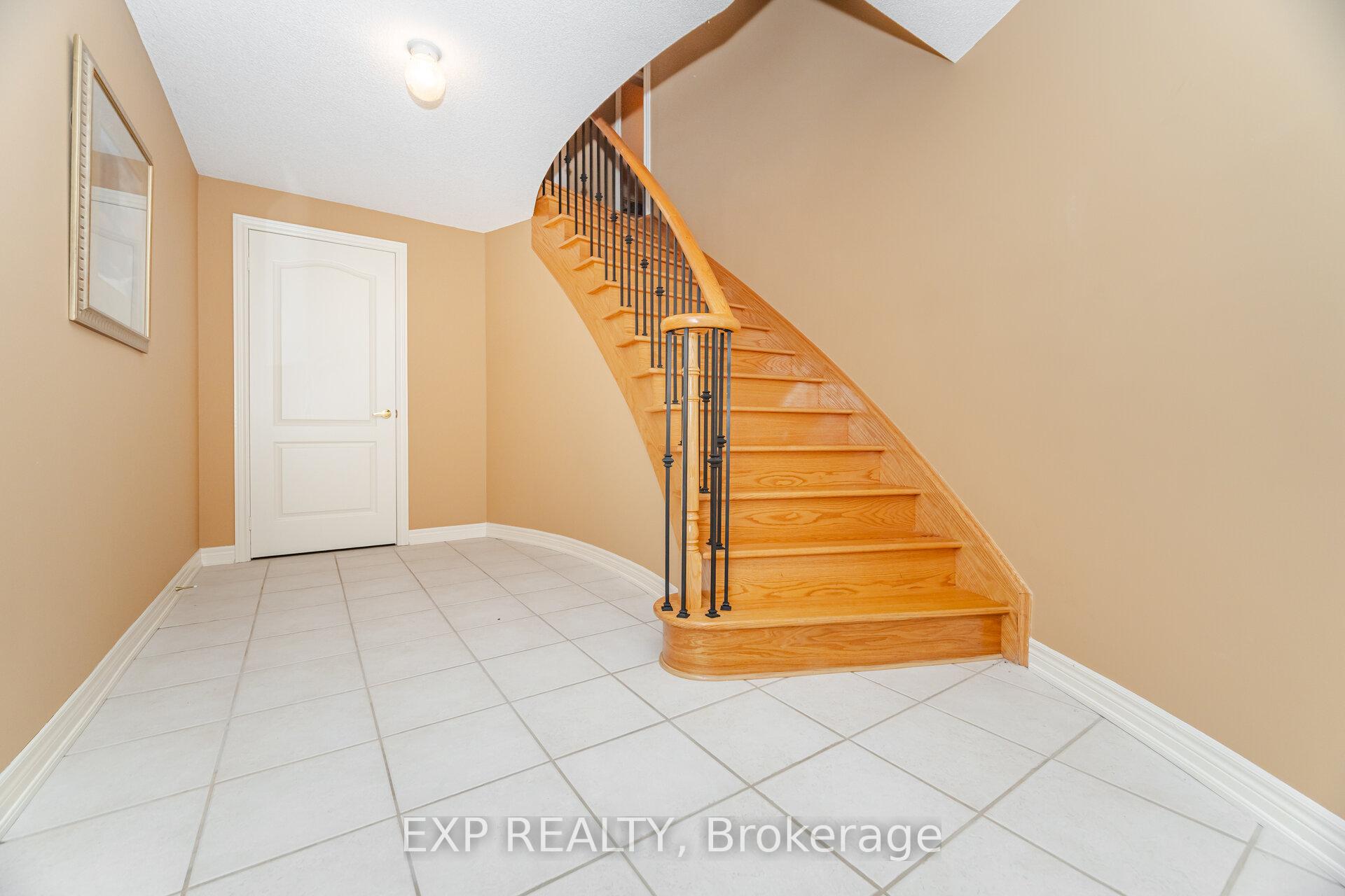 Photo 37 of 40 Waterside Crescent, Vaughan, Maple — HOMEH