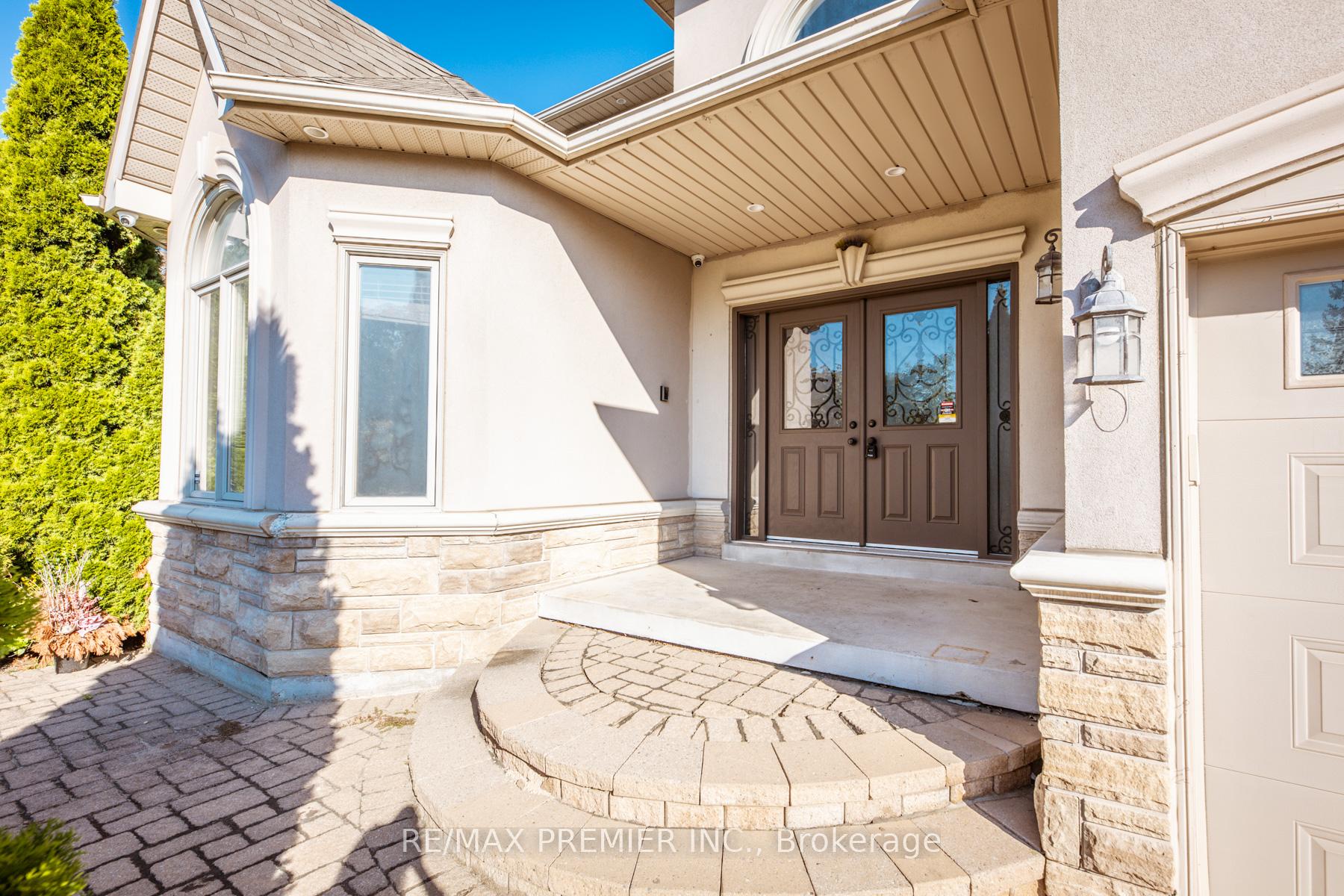 Photo 2 of 130 Windrose Court, Vaughan, East Woodbridge — HOMEH