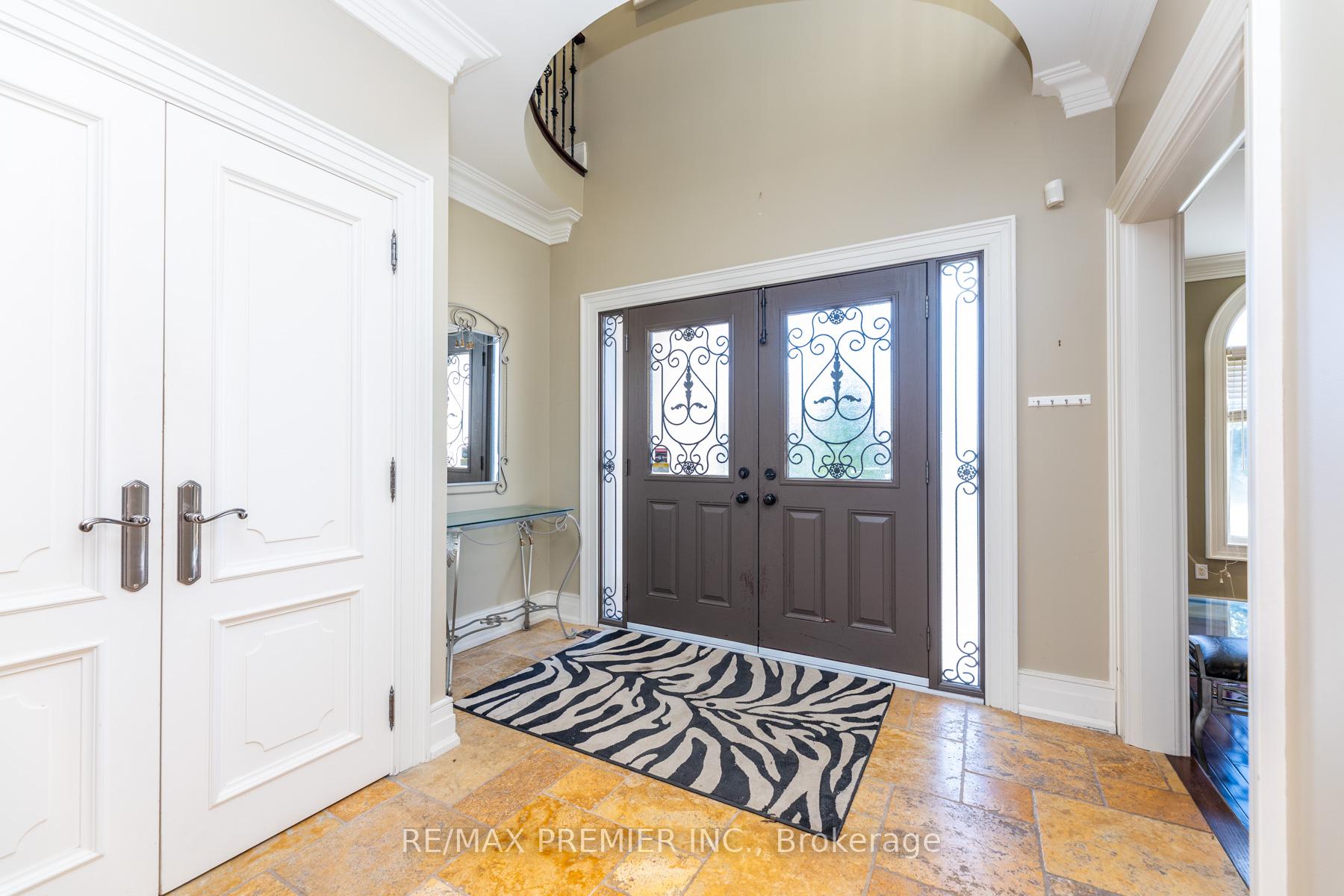 Photo 3 of 130 Windrose Court, Vaughan, East Woodbridge — HOMEH