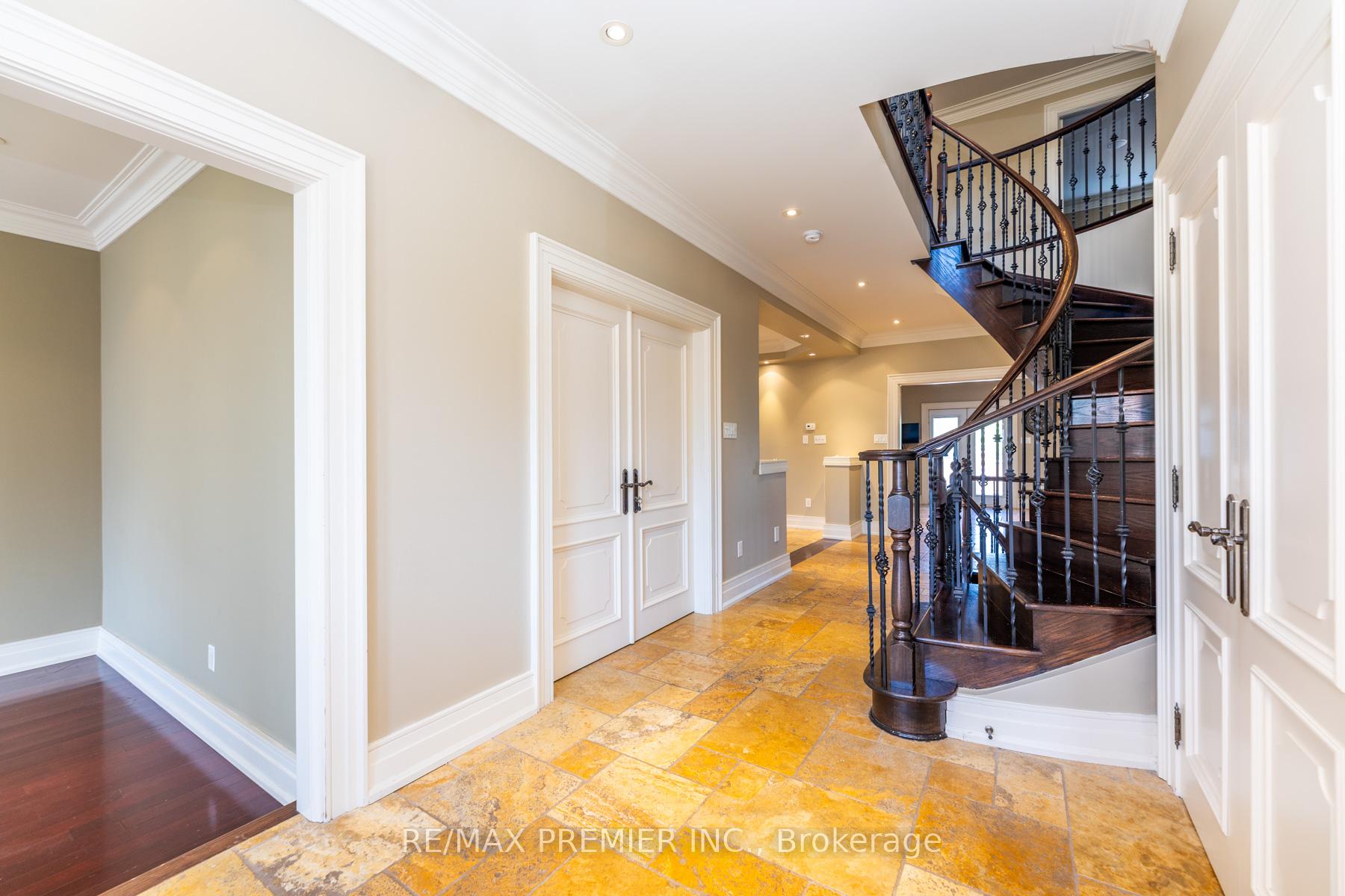 Photo 4 of 130 Windrose Court, Vaughan, East Woodbridge — HOMEH