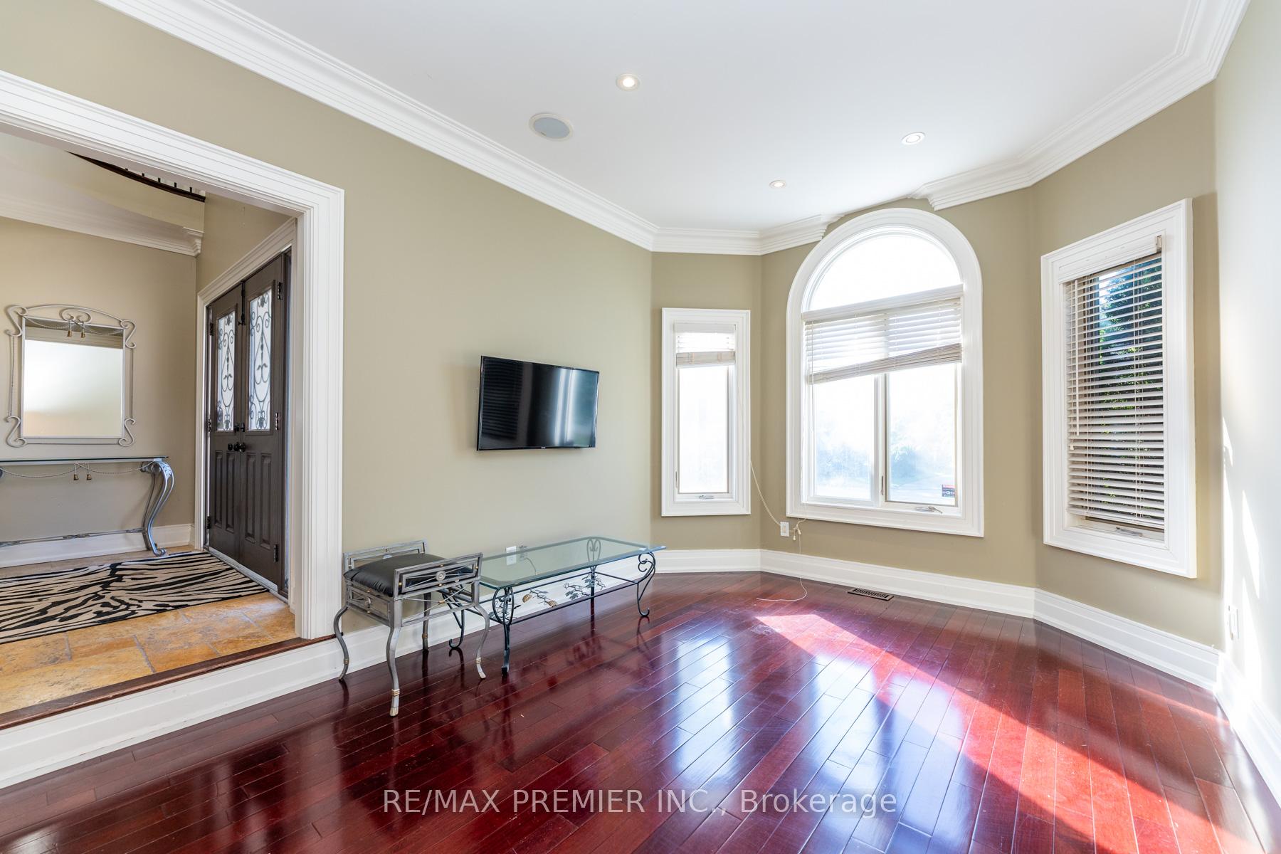 Photo 5 of 130 Windrose Court, Vaughan, East Woodbridge — HOMEH