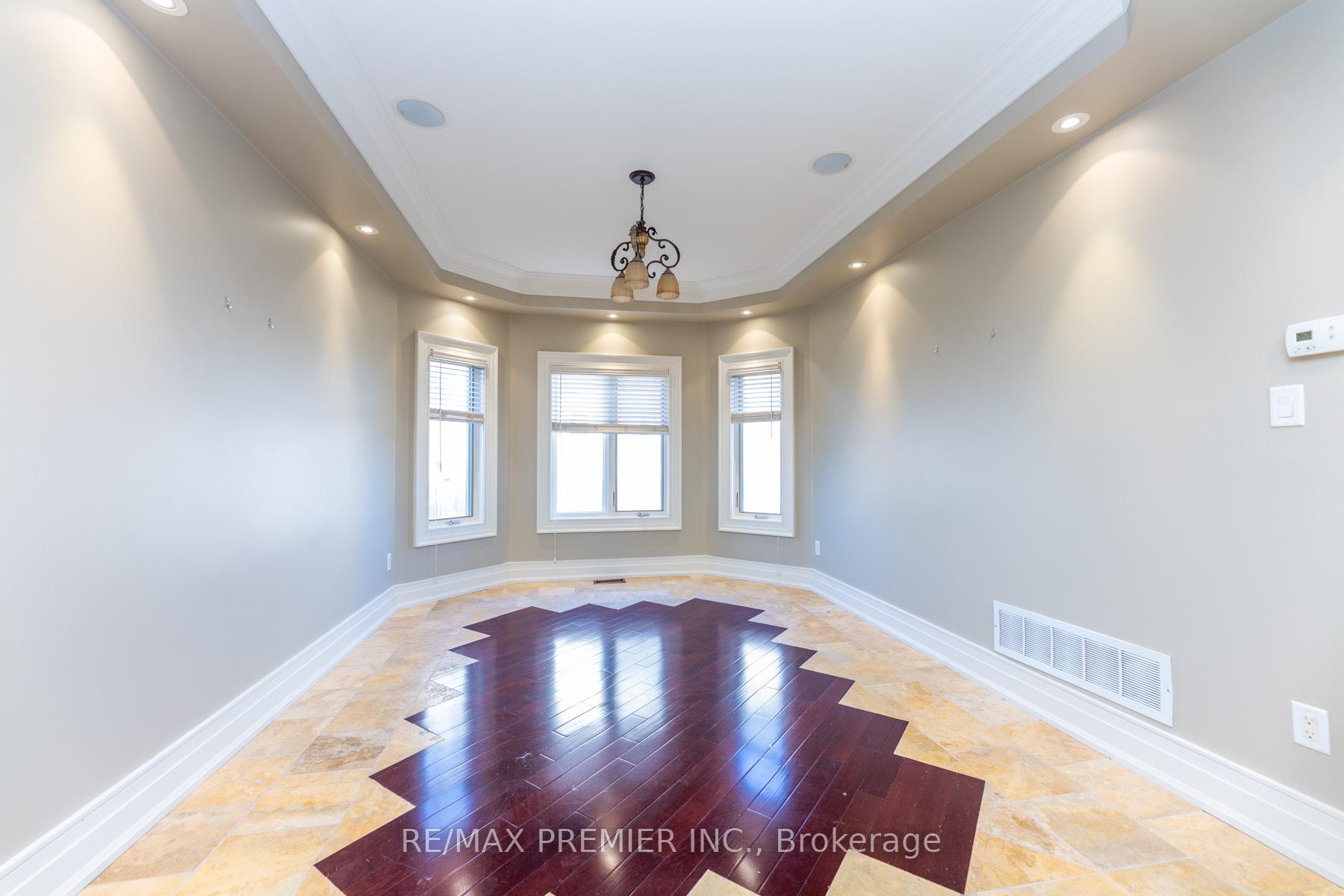 Photo 7 of 130 Windrose Court, Vaughan, East Woodbridge — HOMEH
