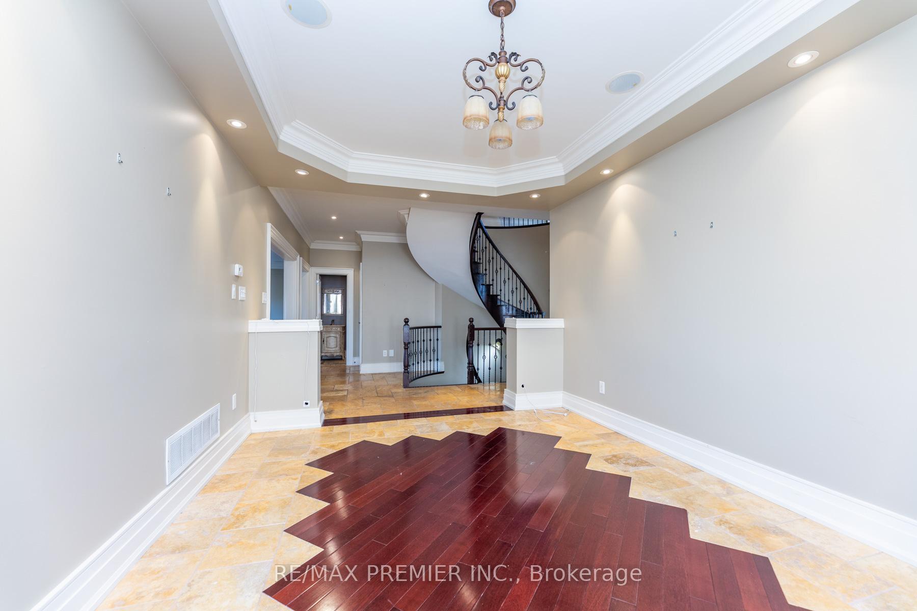 Photo 8 of 130 Windrose Court, Vaughan, East Woodbridge — HOMEH