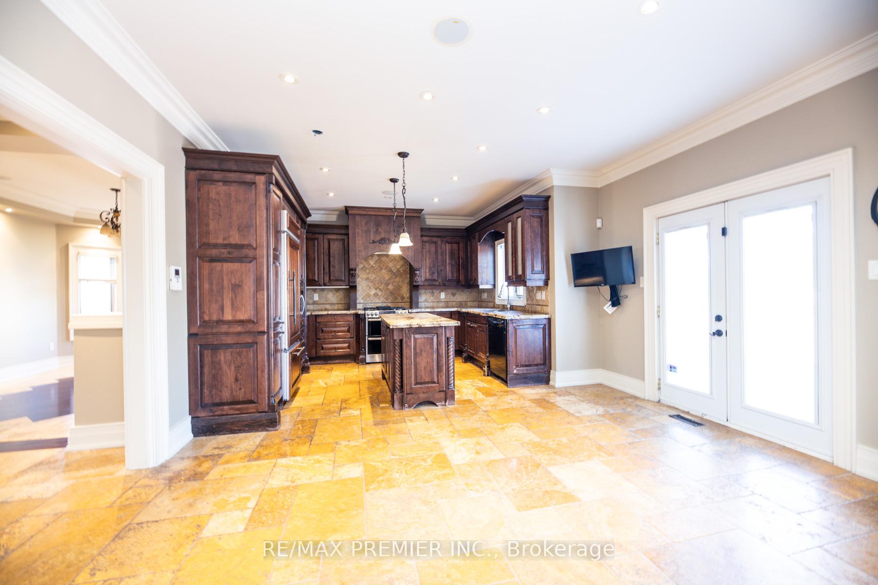 Photo 14 of 130 Windrose Court, Vaughan, East Woodbridge — HOMEH