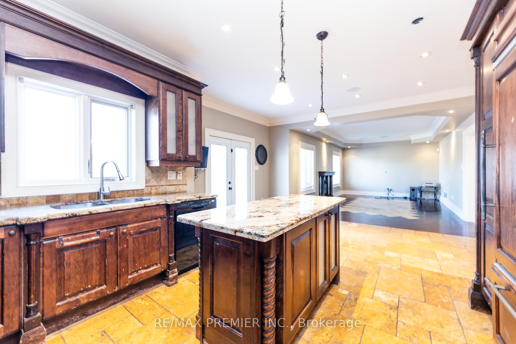 Photo 18 of 130 Windrose Court, Vaughan, East Woodbridge — HOMEH