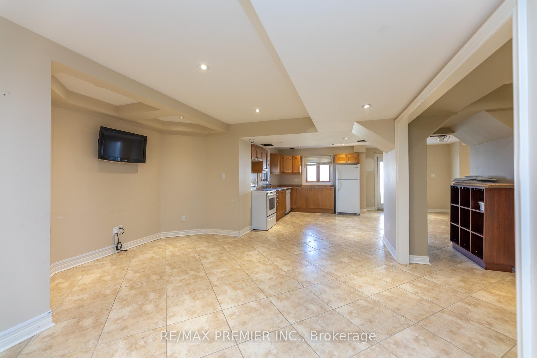 Photo 39 of 130 Windrose Court, Vaughan, East Woodbridge — HOMEH