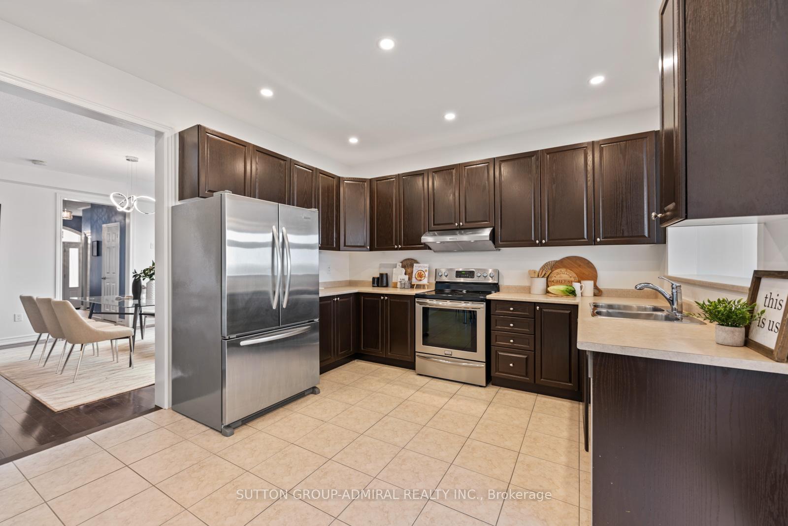 Photo 10 of 1 Robert Green Crescent, Vaughan, Patterson — HOMEH