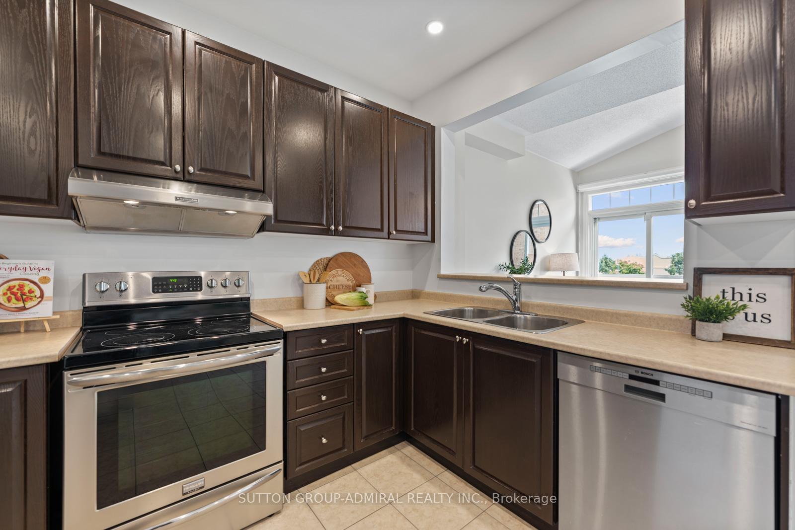 Photo 11 of 1 Robert Green Crescent, Vaughan, Patterson — HOMEH