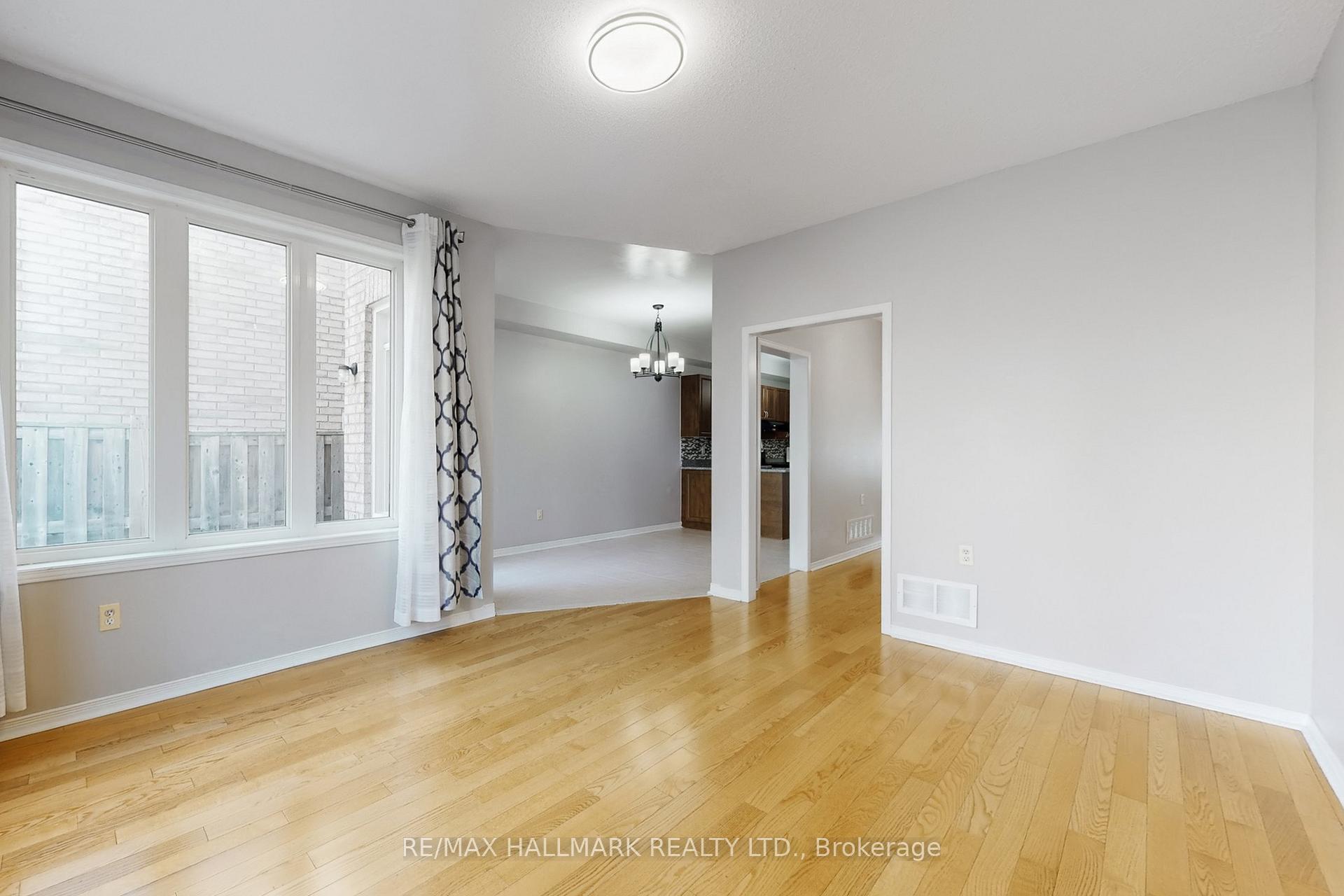 Photo 6 of 18 Catalpa Crescent, Vaughan, Patterson — HOMEH