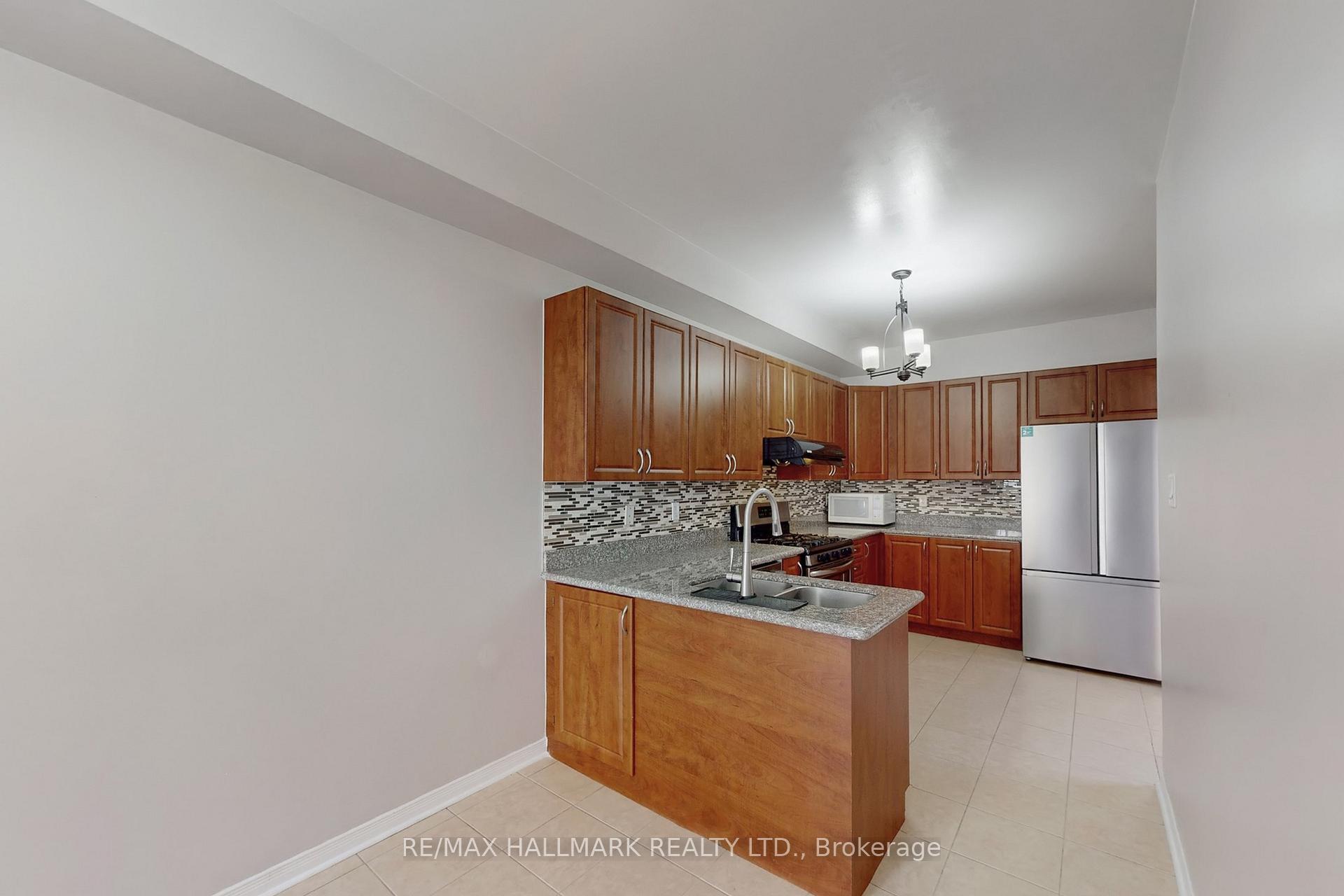 Photo 10 of 18 Catalpa Crescent, Vaughan, Patterson — HOMEH