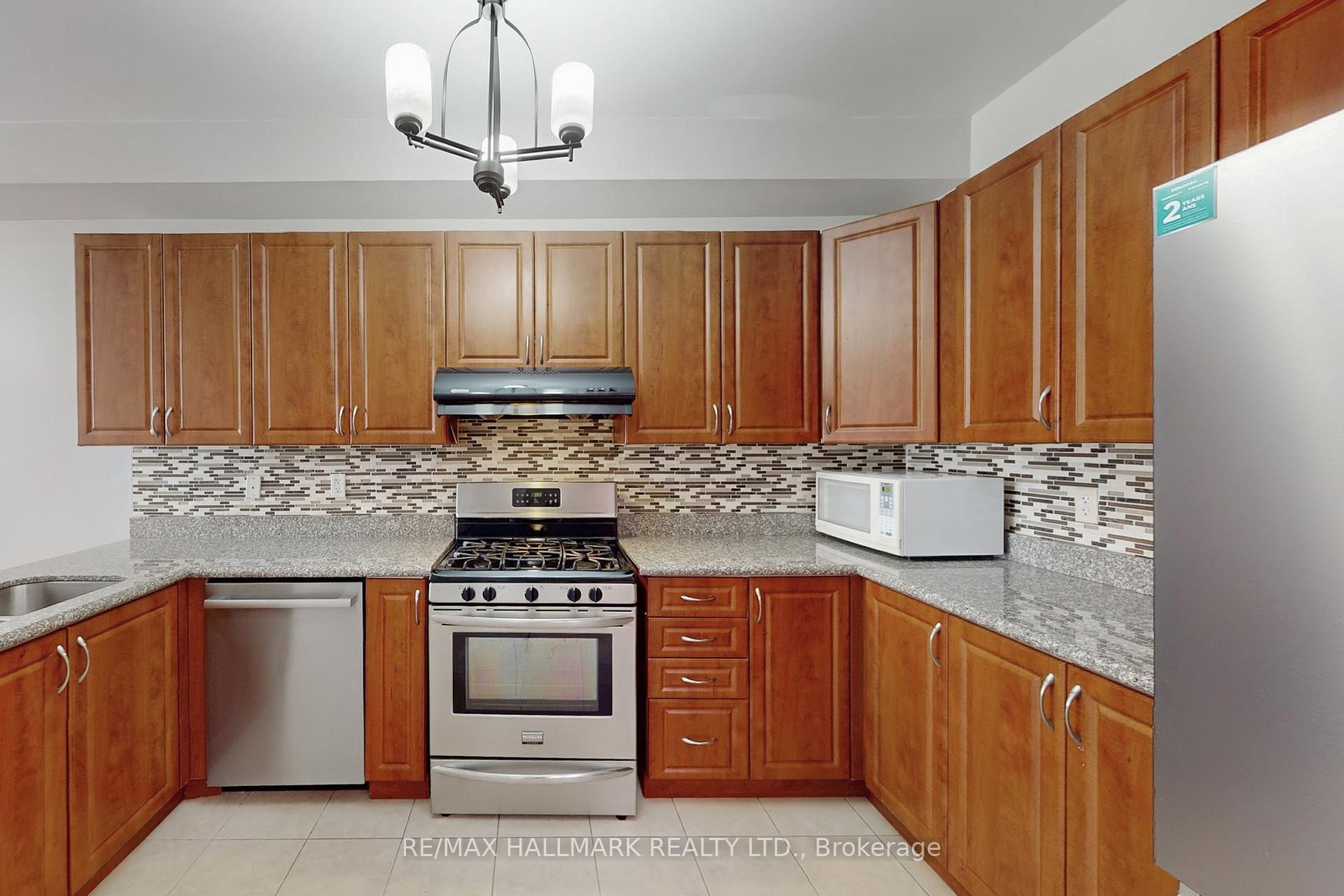 Photo 11 of 18 Catalpa Crescent, Vaughan, Patterson — HOMEH