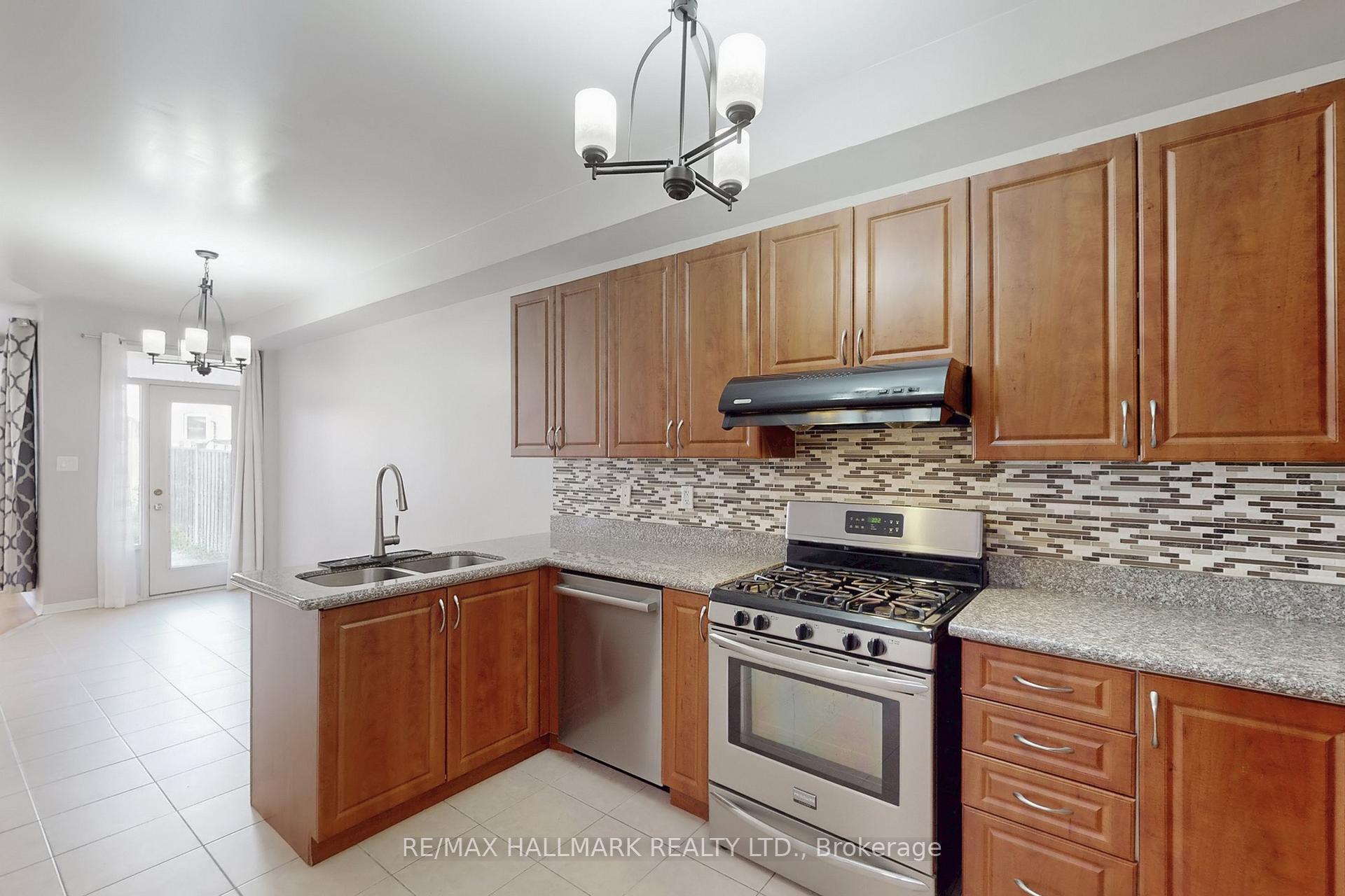 Photo 12 of 18 Catalpa Crescent, Vaughan, Patterson — HOMEH