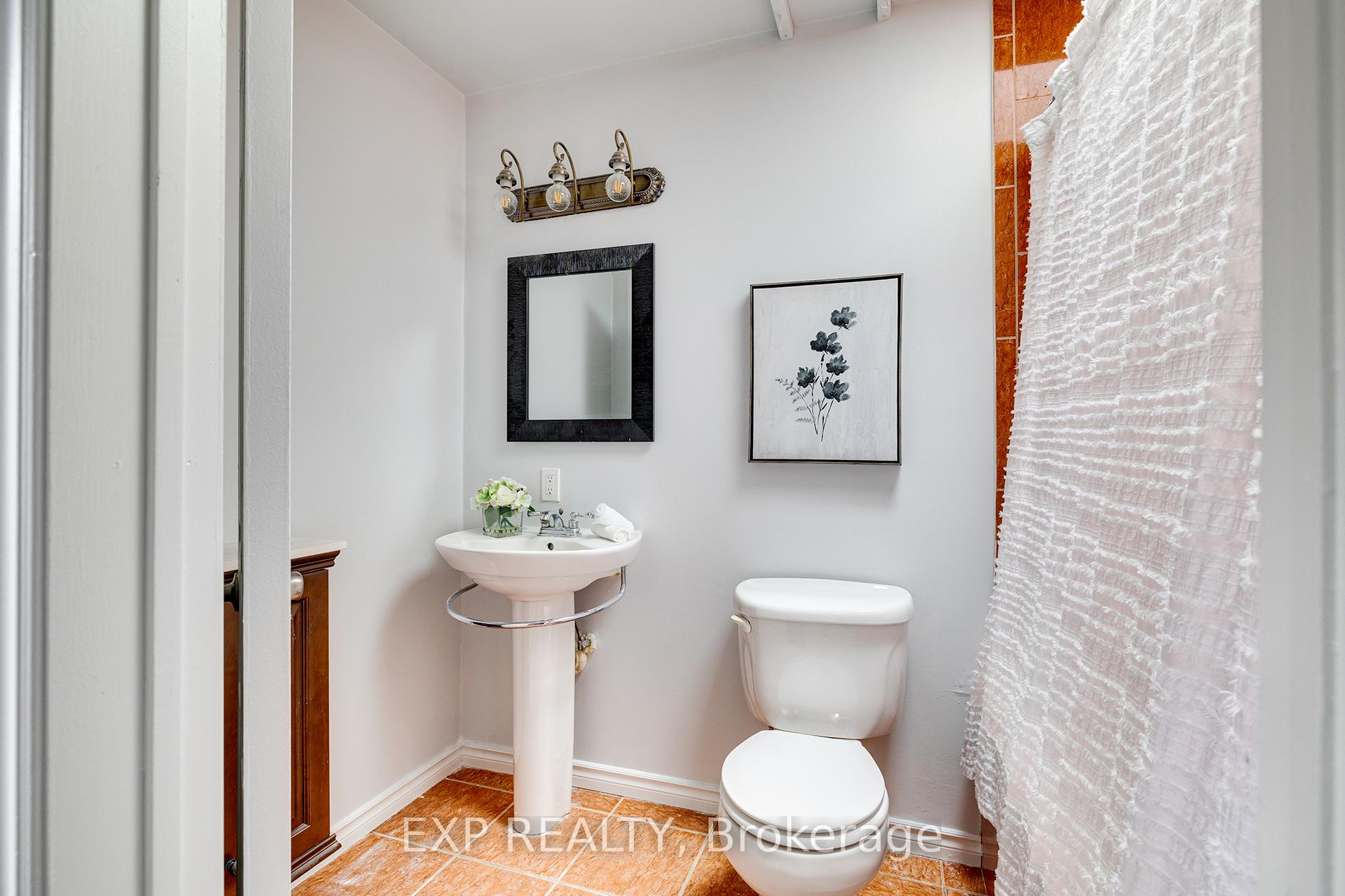 Photo 11 of 16 Dunbar Road N, Waterloo — HOMEH
