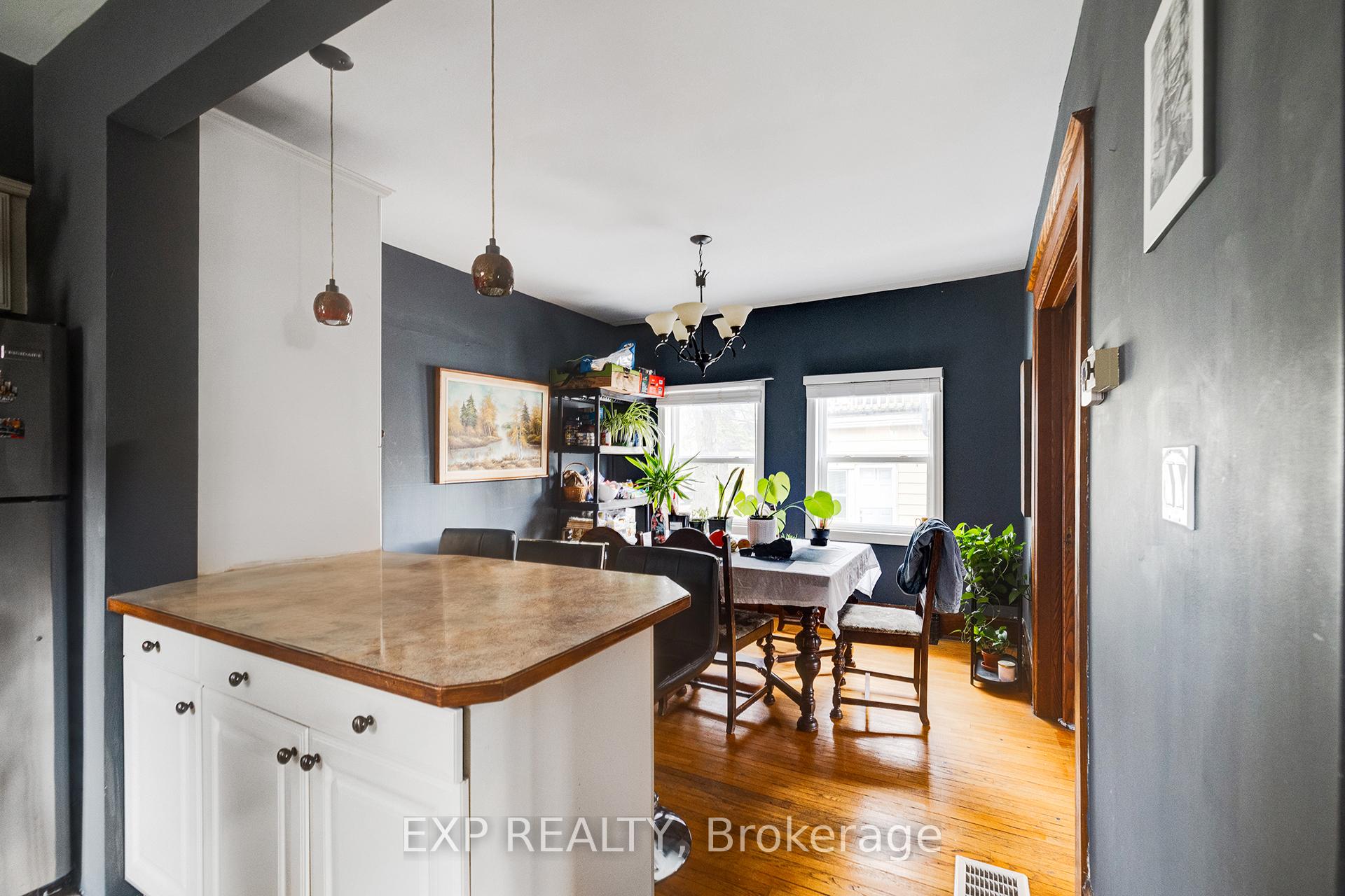 Photo 17 of 16 Dunbar Road N, Waterloo — HOMEH