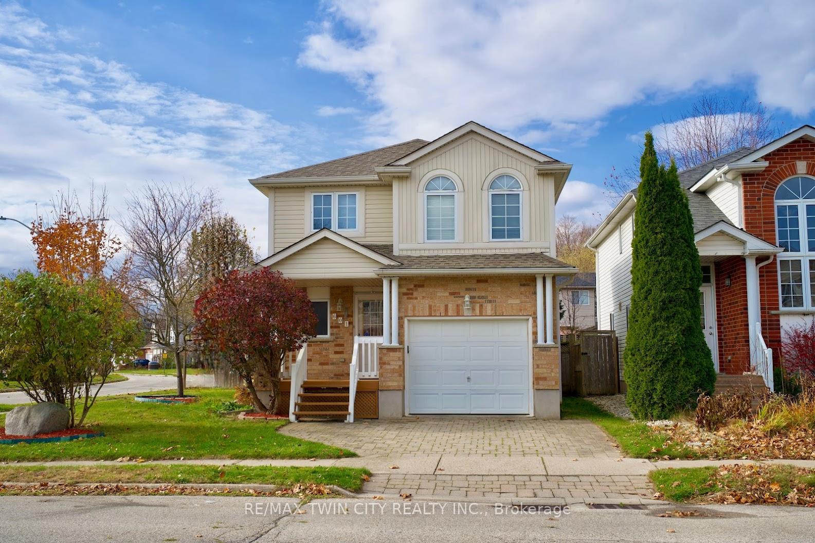 Photo 2 of 601 Mountain Maple Avenue, Waterloo — HOMEH