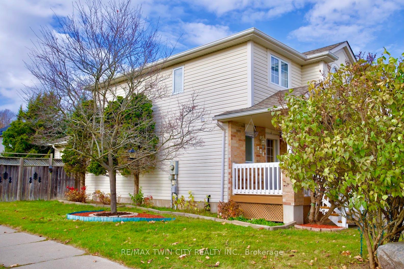 Photo 3 of 601 Mountain Maple Avenue, Waterloo — HOMEH