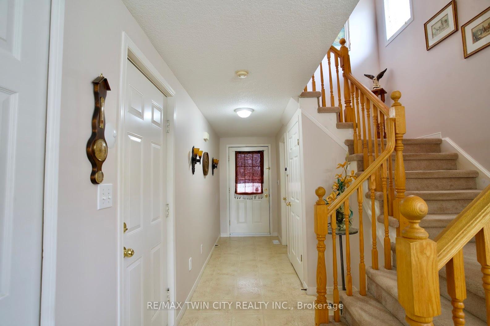 Photo 4 of 601 Mountain Maple Avenue, Waterloo — HOMEH