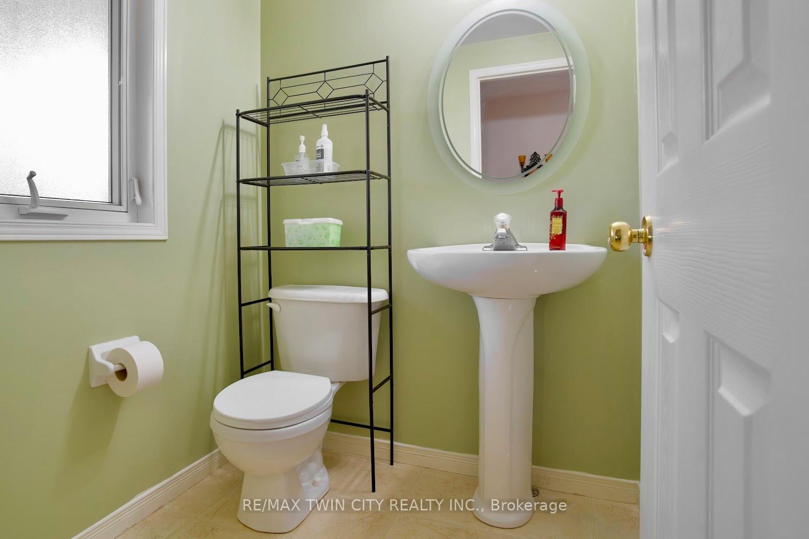 Photo 5 of 601 Mountain Maple Avenue, Waterloo — HOMEH
