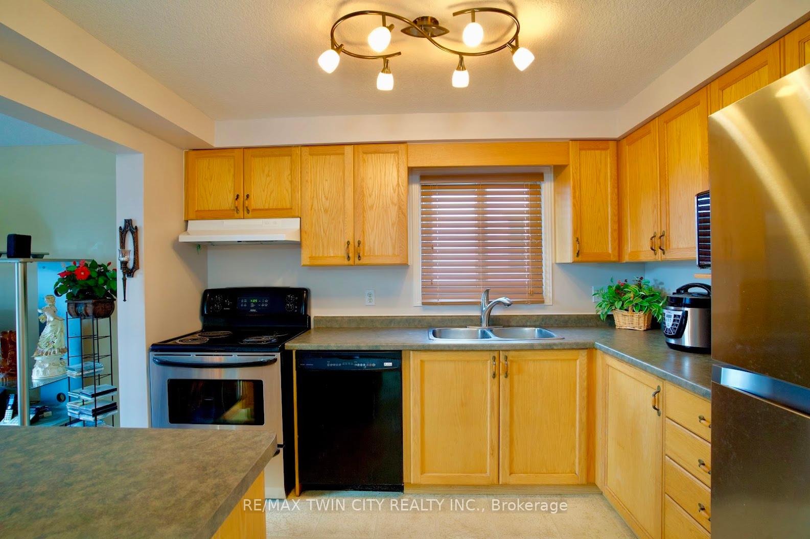 Photo 6 of 601 Mountain Maple Avenue, Waterloo — HOMEH