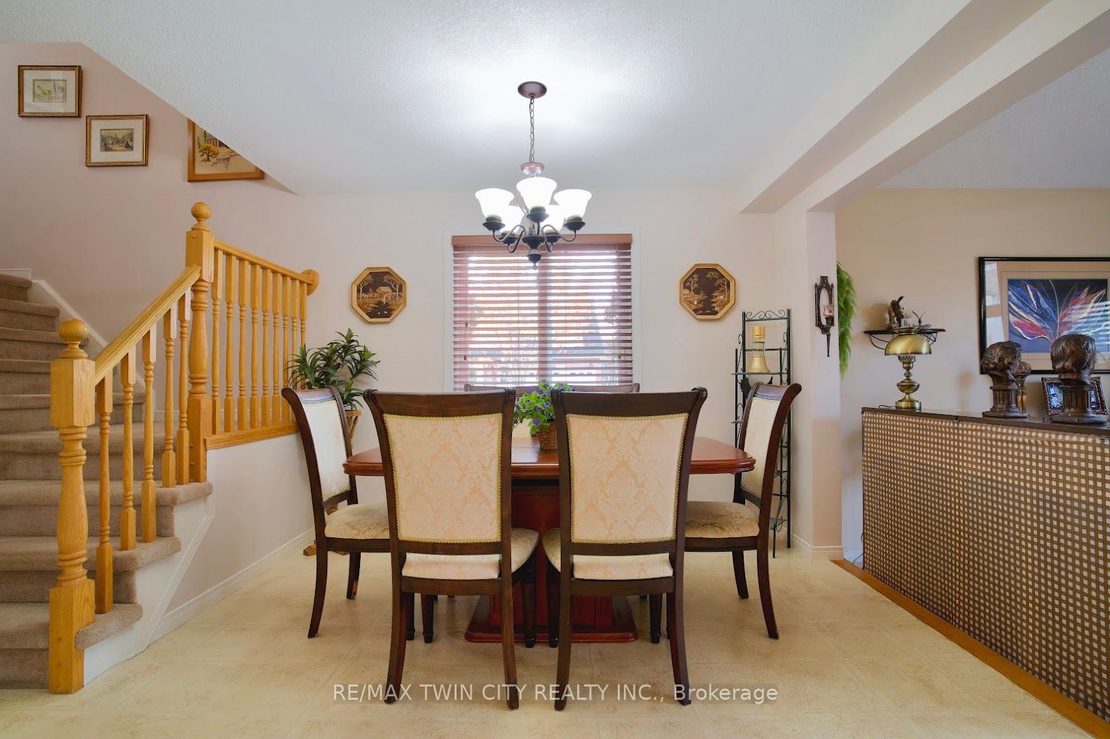 Photo 7 of 601 Mountain Maple Avenue, Waterloo — HOMEH