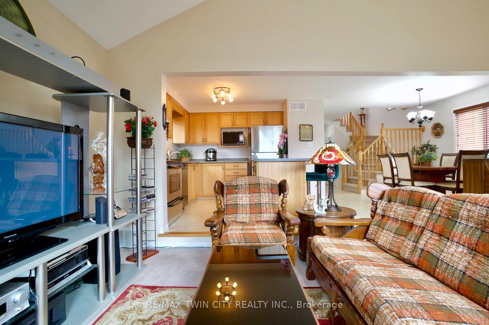 Photo 8 of 601 Mountain Maple Avenue, Waterloo — HOMEH