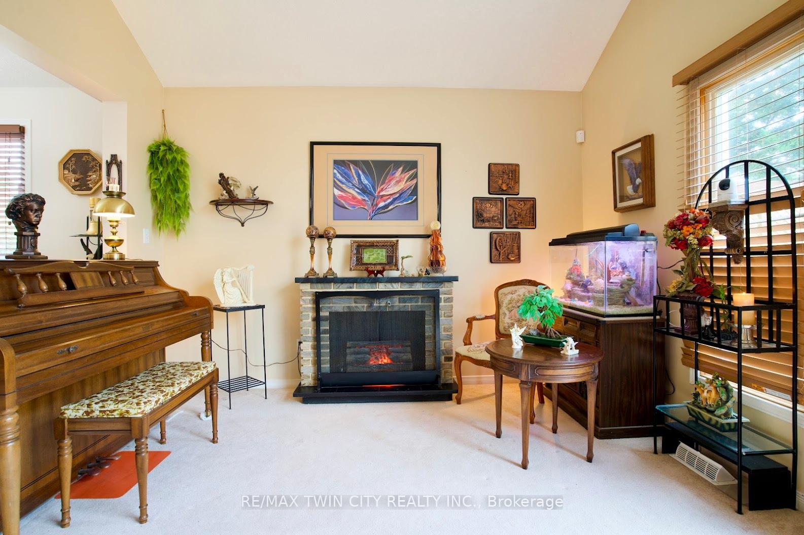 Photo 9 of 601 Mountain Maple Avenue, Waterloo — HOMEH