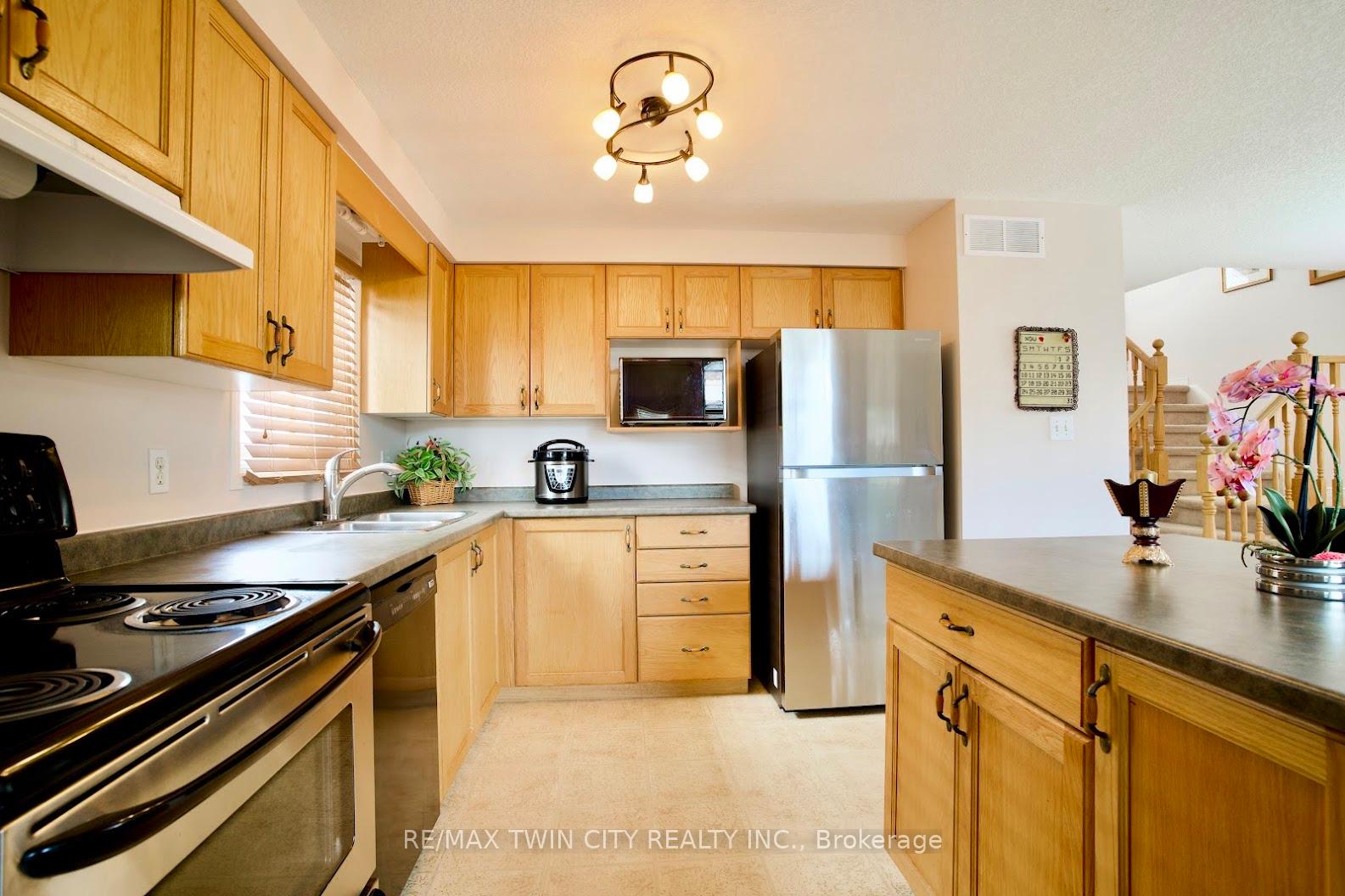 Photo 10 of 601 Mountain Maple Avenue, Waterloo — HOMEH