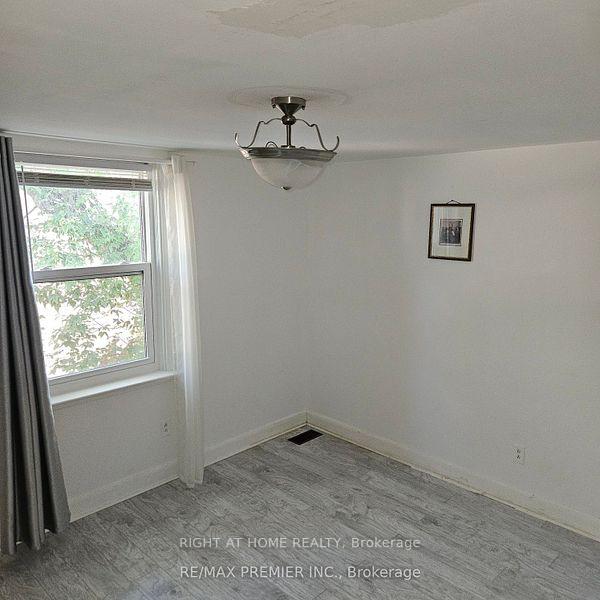 Photo 3 of Unit 2, 64 Wellington Street E, Aurora, Aurora Village — HOMEH
