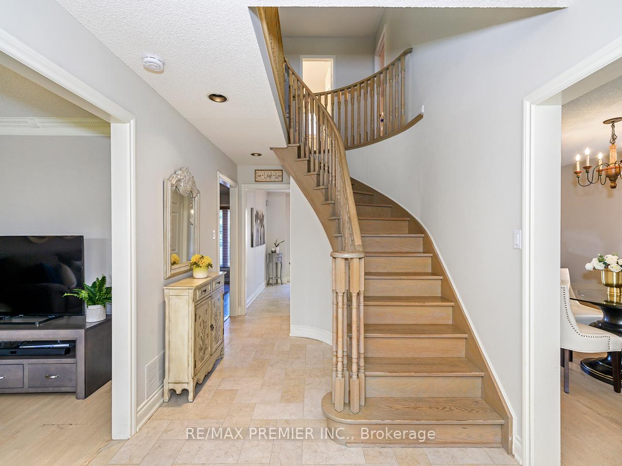 Photo 4 of 129 View North Court, Vaughan, West Woodbridge — HOMEH