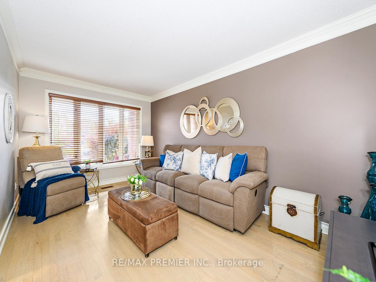 Photo 5 of 129 View North Court, Vaughan, West Woodbridge — HOMEH