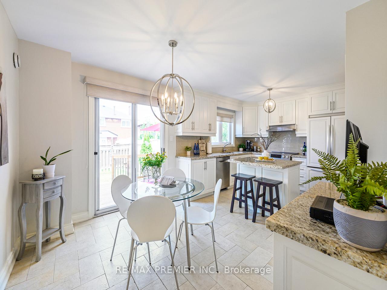Photo 8 of 129 View North Court, Vaughan, West Woodbridge — HOMEH