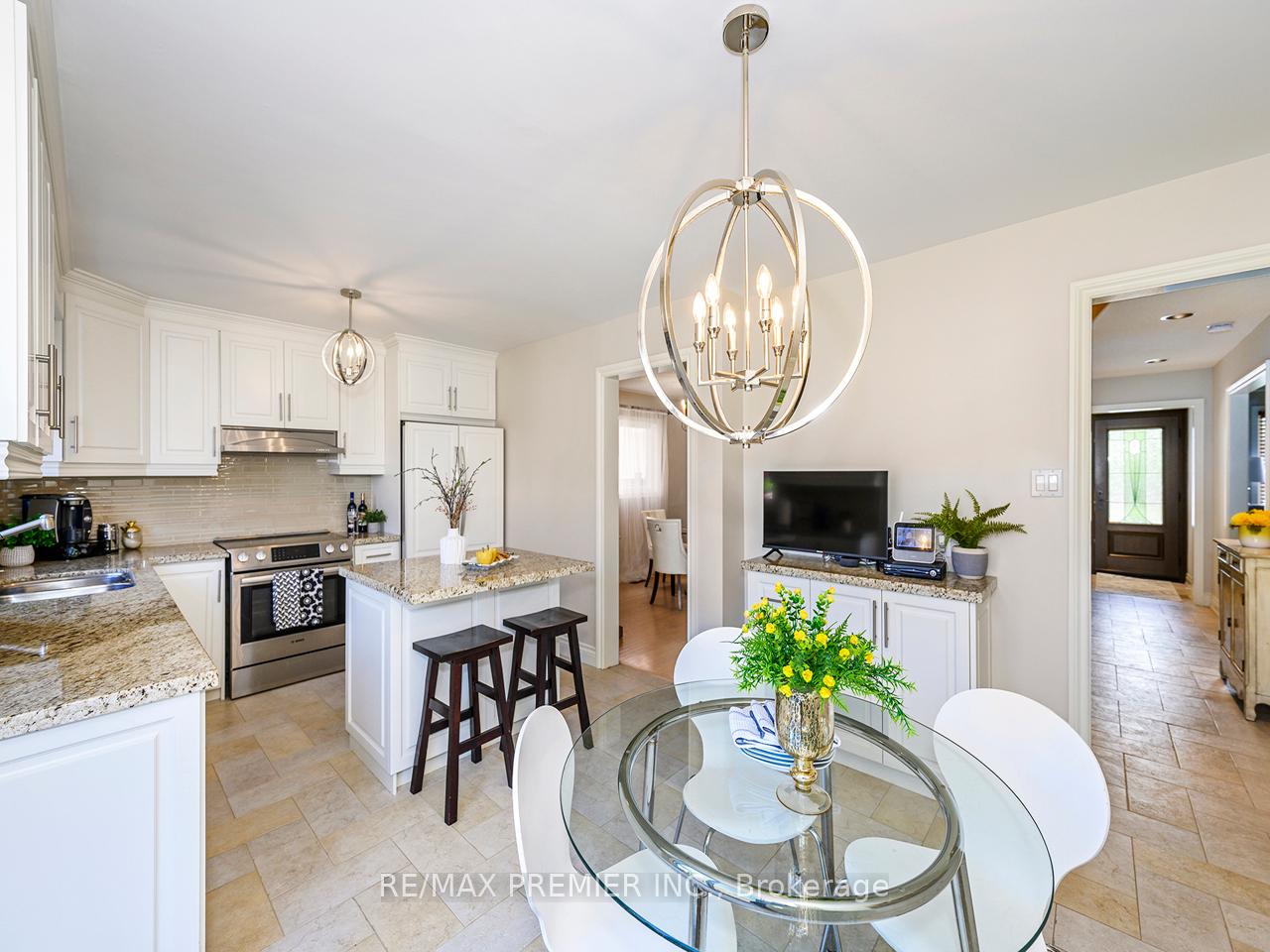 Photo 9 of 129 View North Court, Vaughan, West Woodbridge — HOMEH