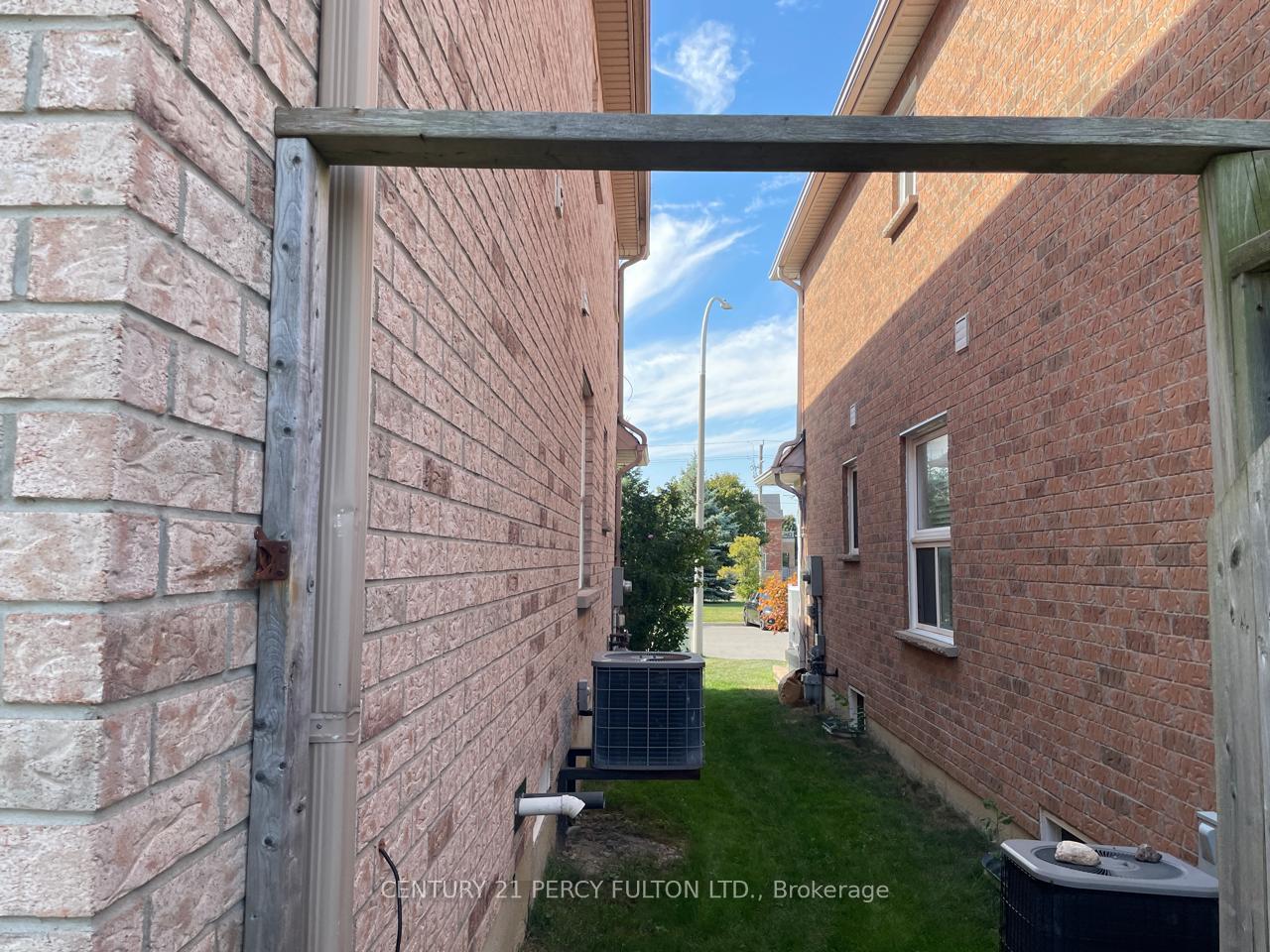 Photo 2 of 21 Teagarden Court, Whitby, Rolling Acres — HOMEH