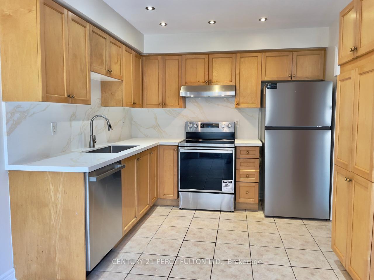 Photo 3 of 21 Teagarden Court, Whitby, Rolling Acres — HOMEH