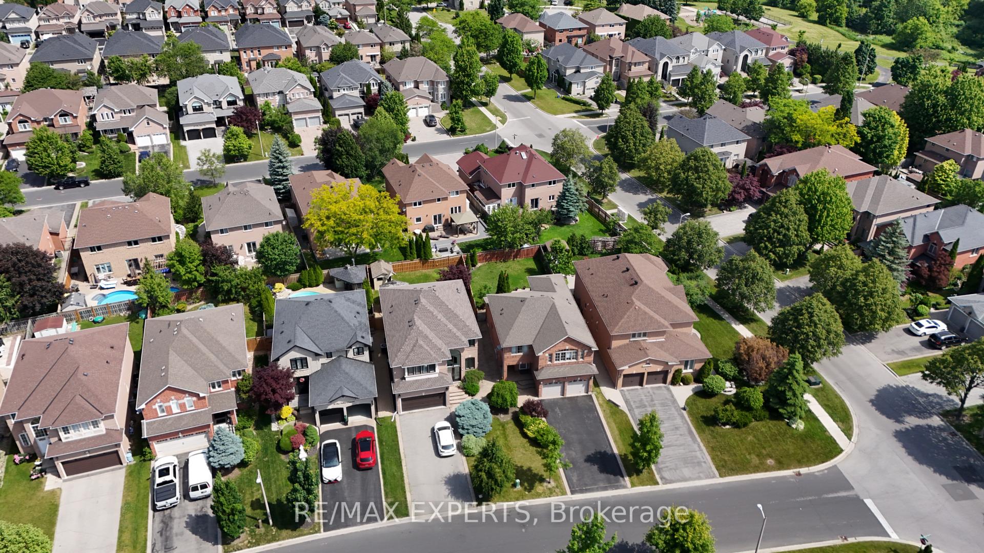 Photo 2 of 8 Pine Hollow Crescent, Vaughan, Maple — HOMEH