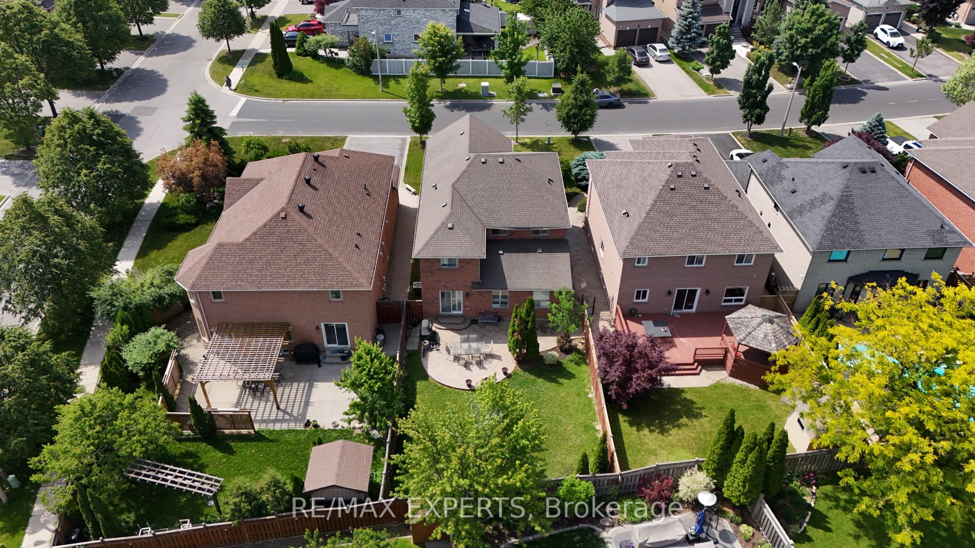 Photo 4 of 8 Pine Hollow Crescent, Vaughan, Maple — HOMEH
