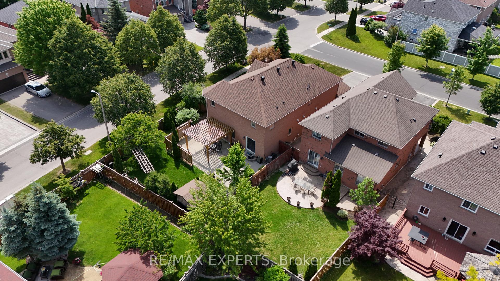 Photo 5 of 8 Pine Hollow Crescent, Vaughan, Maple — HOMEH