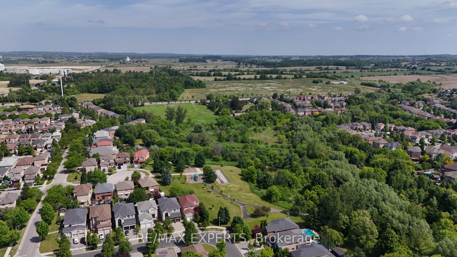 Photo 6 of 8 Pine Hollow Crescent, Vaughan, Maple — HOMEH